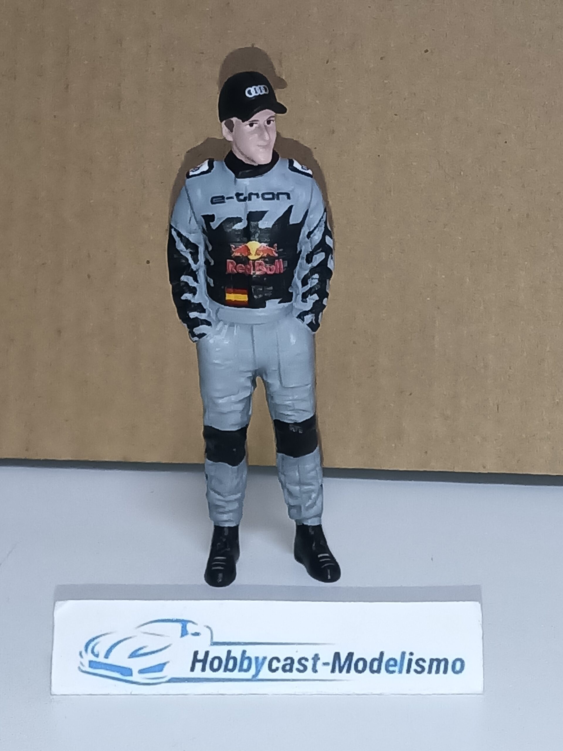 Figura Piloto con Decoración de Audi E-tron Dakar Carlos Sainz Red Bull 2022 Pintado a Mano American Diorama AD76355-Dakar Red Bull 1:18