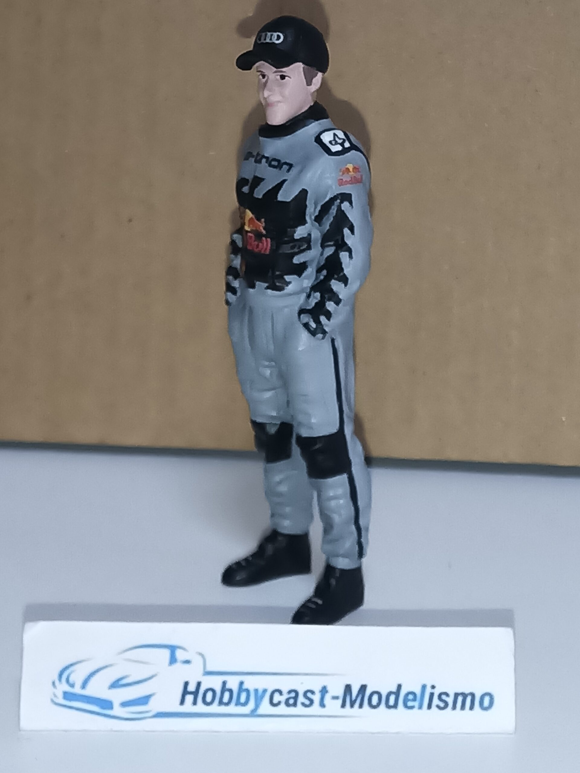 Figura Piloto con Decoración de Audi E-tron Dakar Carlos Sainz Red Bull 2022 Pintado a Mano American Diorama AD76355-Dakar Red Bull 1:18 - Imagen 2