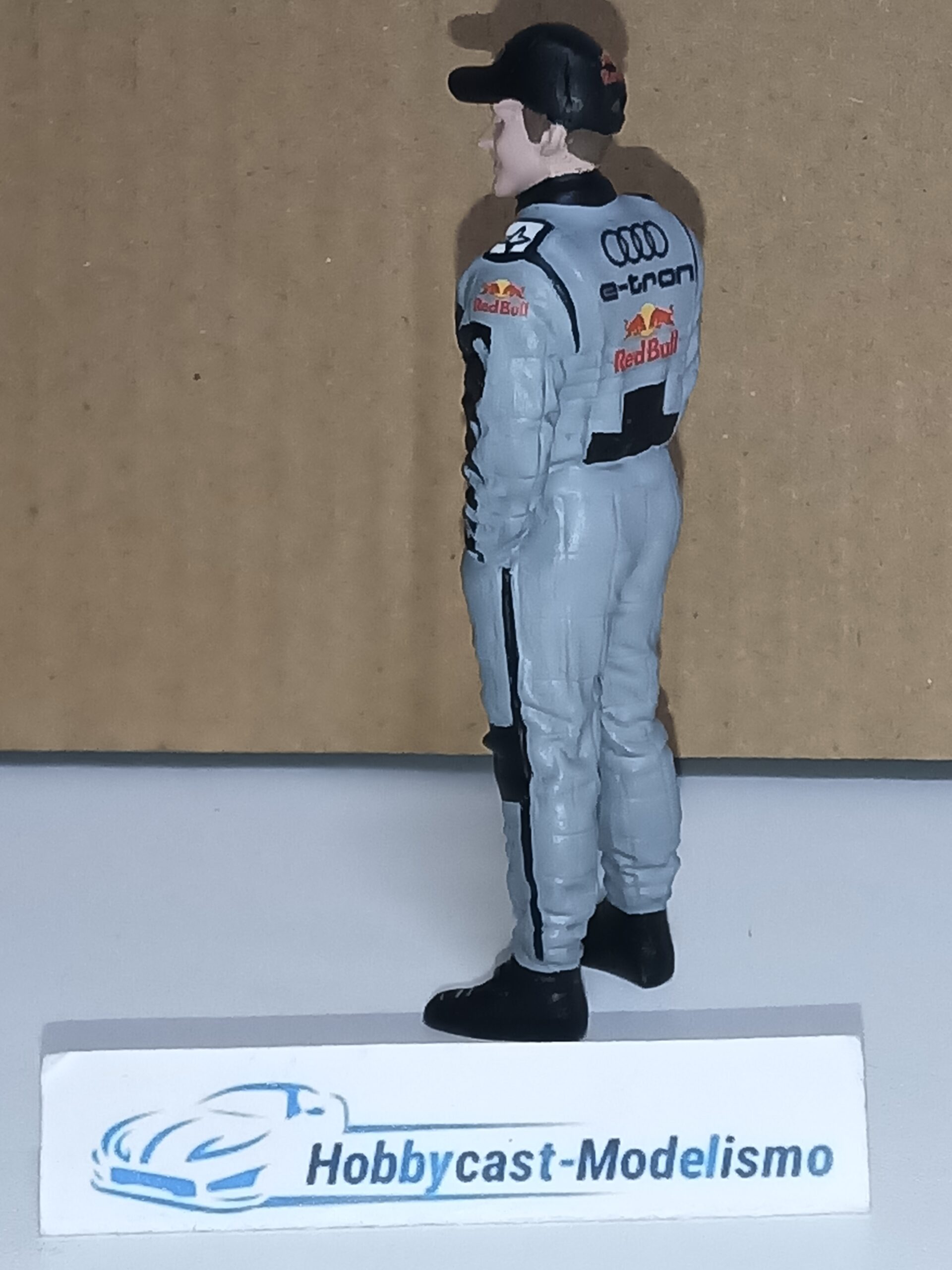 Figura Piloto con Decoración de Audi E-tron Dakar Carlos Sainz Red Bull 2022 Pintado a Mano American Diorama AD76355-Dakar Red Bull 1:18 - Imagen 4