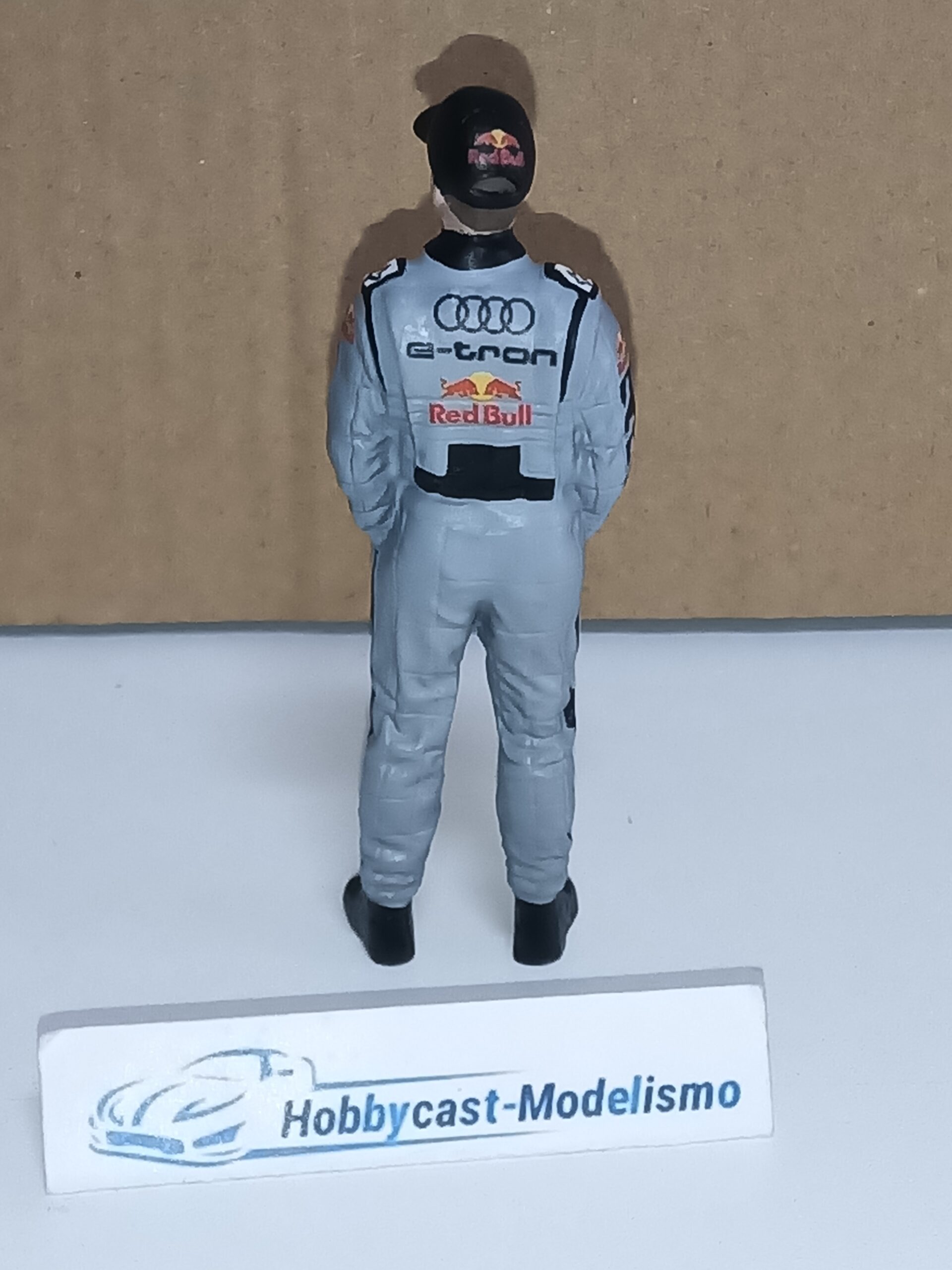 Figura Piloto con Decoración de Audi E-tron Dakar Carlos Sainz Red Bull 2022 Pintado a Mano American Diorama AD76355-Dakar Red Bull 1:18 - Imagen 5