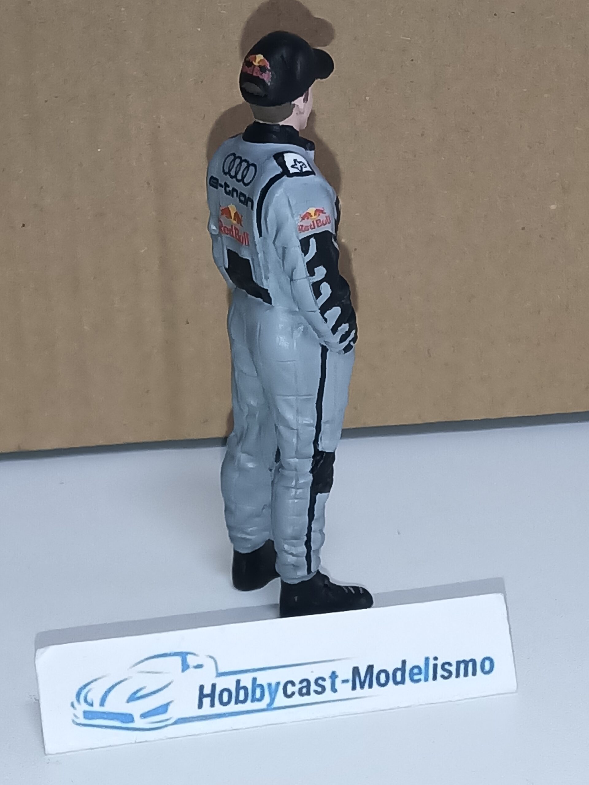 Figura Piloto con Decoración de Audi E-tron Dakar Carlos Sainz Red Bull 2022 Pintado a Mano American Diorama AD76355-Dakar Red Bull 1:18 - Imagen 6