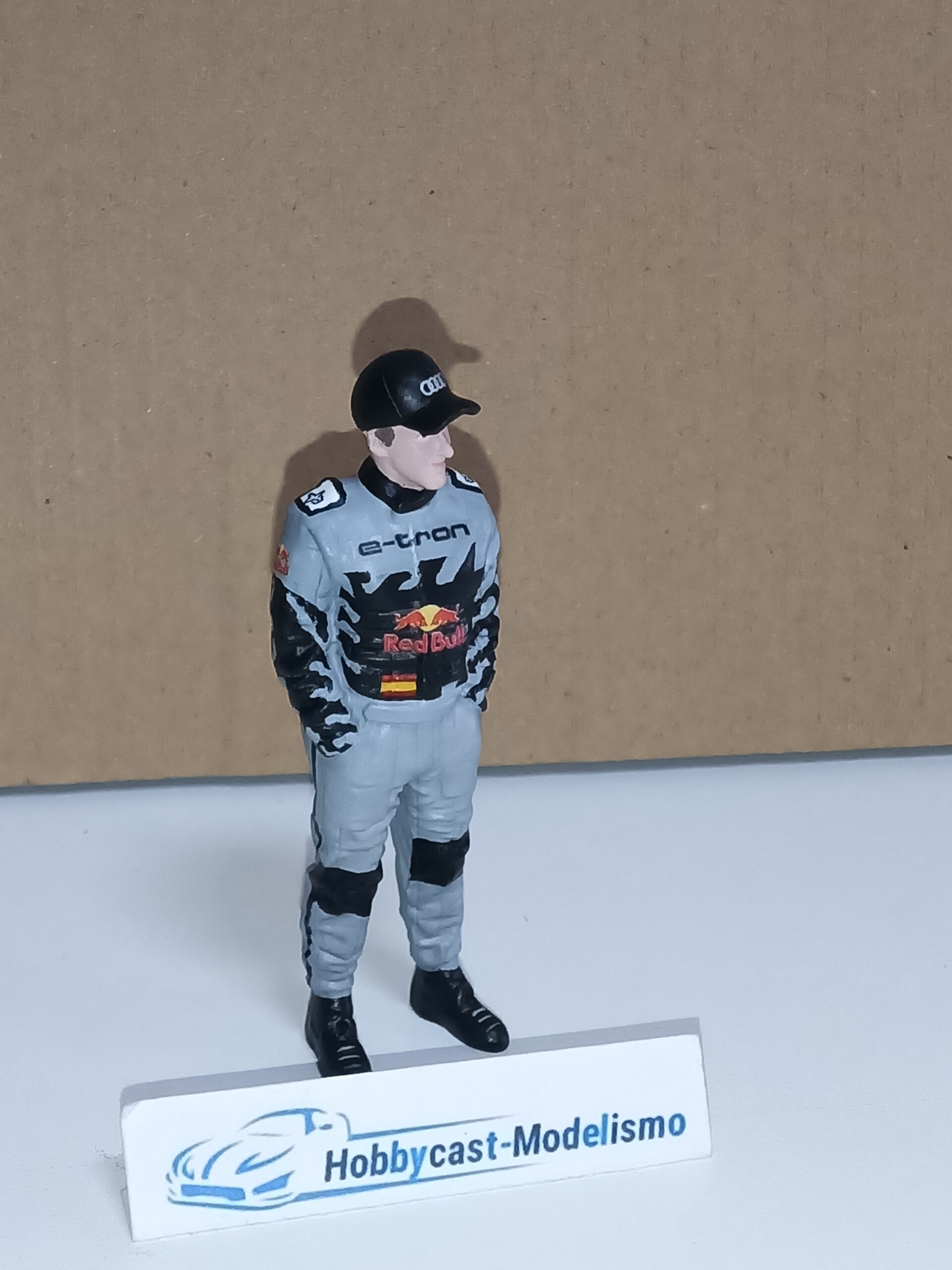 Figura Piloto con Decoración de Audi E-tron Dakar Carlos Sainz Red Bull 2022 Pintado a Mano American Diorama AD76355-Dakar Red Bull 1:18 - Imagen 7