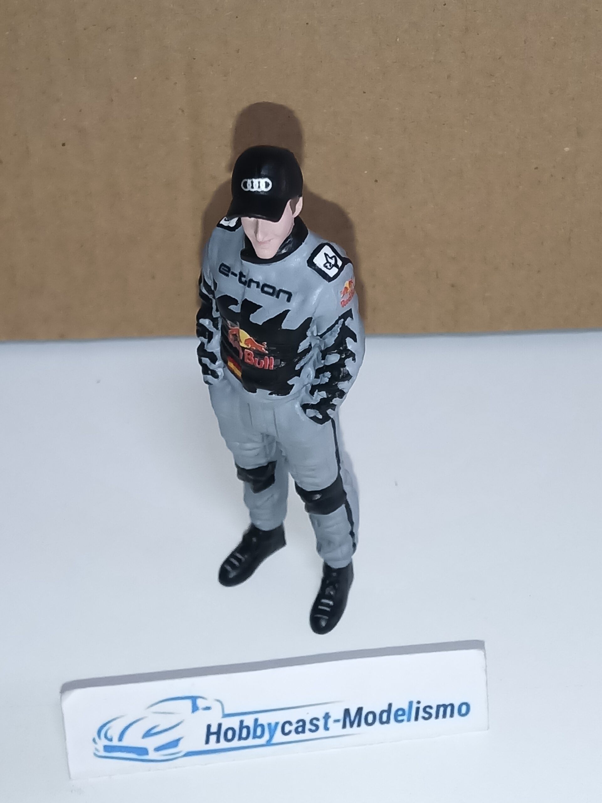 Figura Piloto con Decoración de Audi E-tron Dakar Carlos Sainz Red Bull 2022 Pintado a Mano American Diorama AD76355-Dakar Red Bull 1:18 - Imagen 8