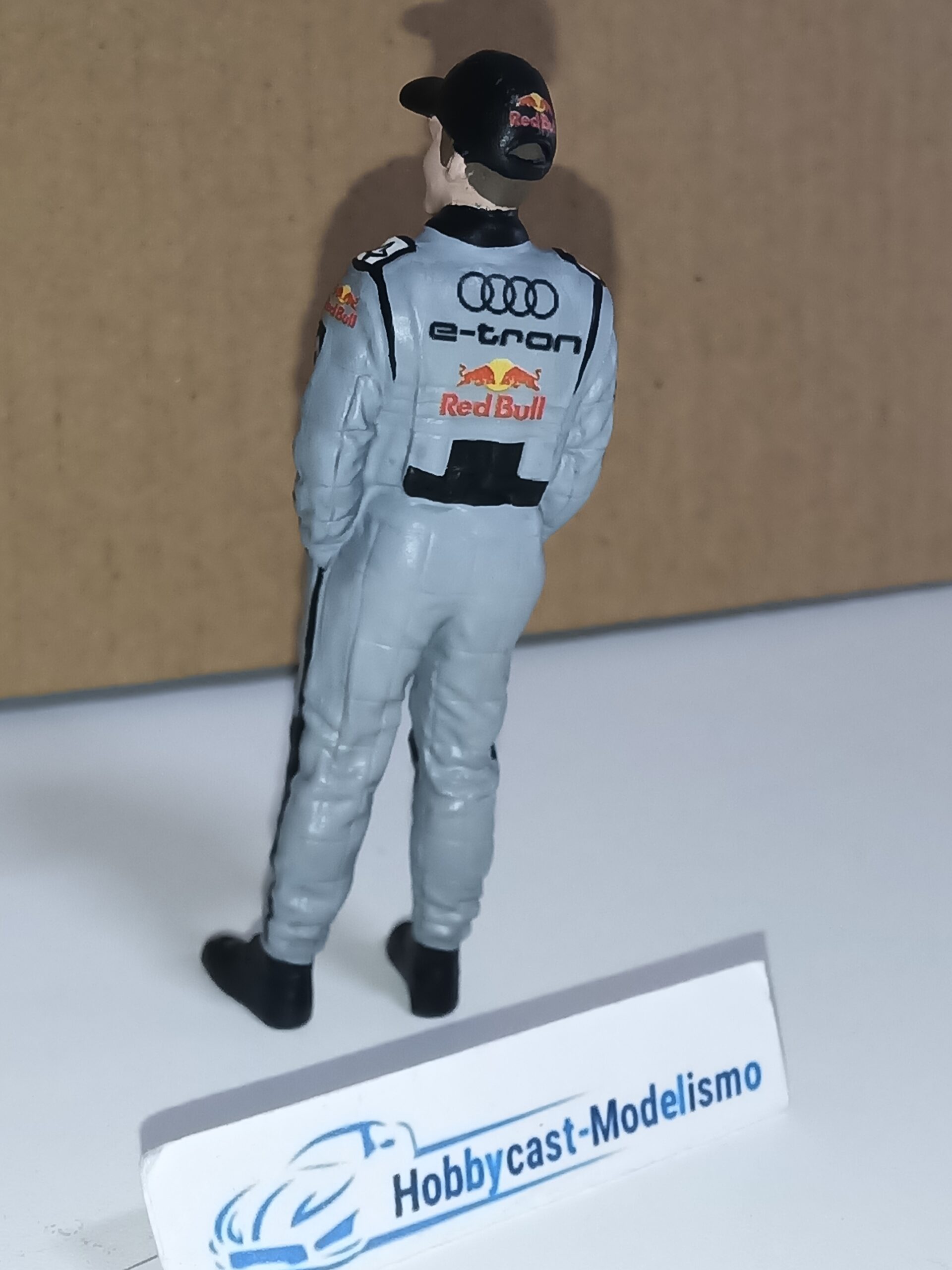 Figura Piloto con Decoración de Audi E-tron Dakar Carlos Sainz Red Bull 2022 Pintado a Mano American Diorama AD76355-Dakar Red Bull 1:18 - Imagen 9