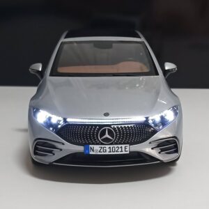 MERCEDES BENZ EQS LINEA AMG V297 PLATA NZG 1021/55 VERSION CON LUCES 1:18