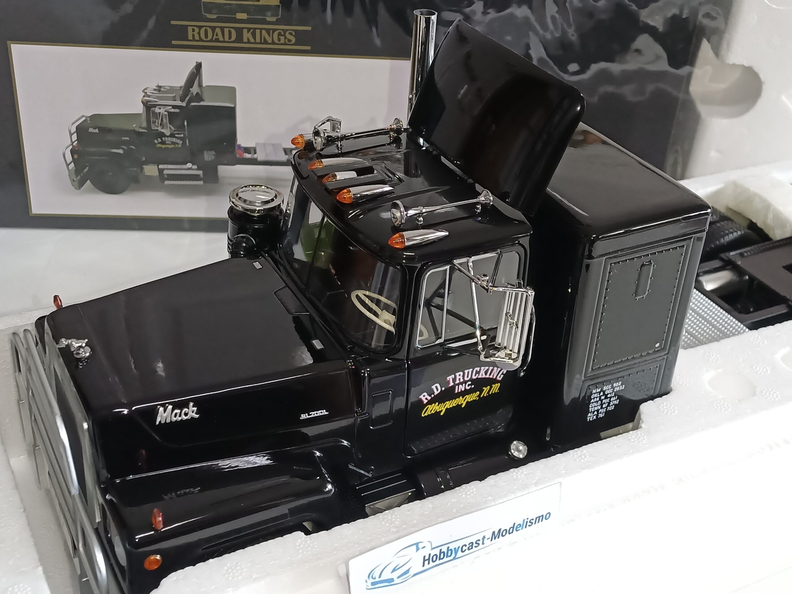 Mack RL700L 1974 Black Camion de la Pelicula ¨ CONBOY ¨ Road Kings RK180171 1:18 - Imagen 6