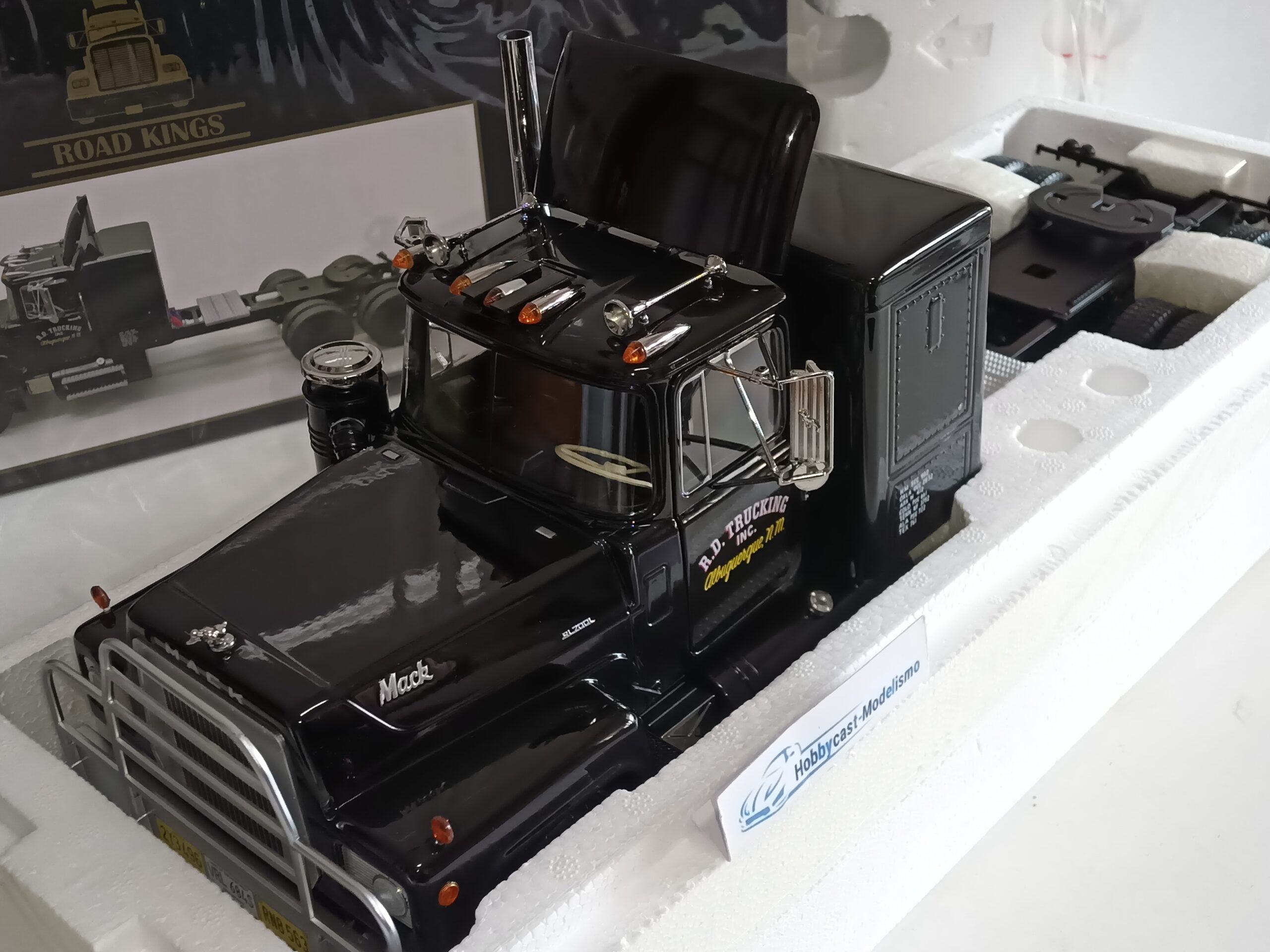 Mack RL700L 1974 Black Camion de la Pelicula ¨ CONBOY ¨ Road Kings RK180171 1:18 - Imagen 7