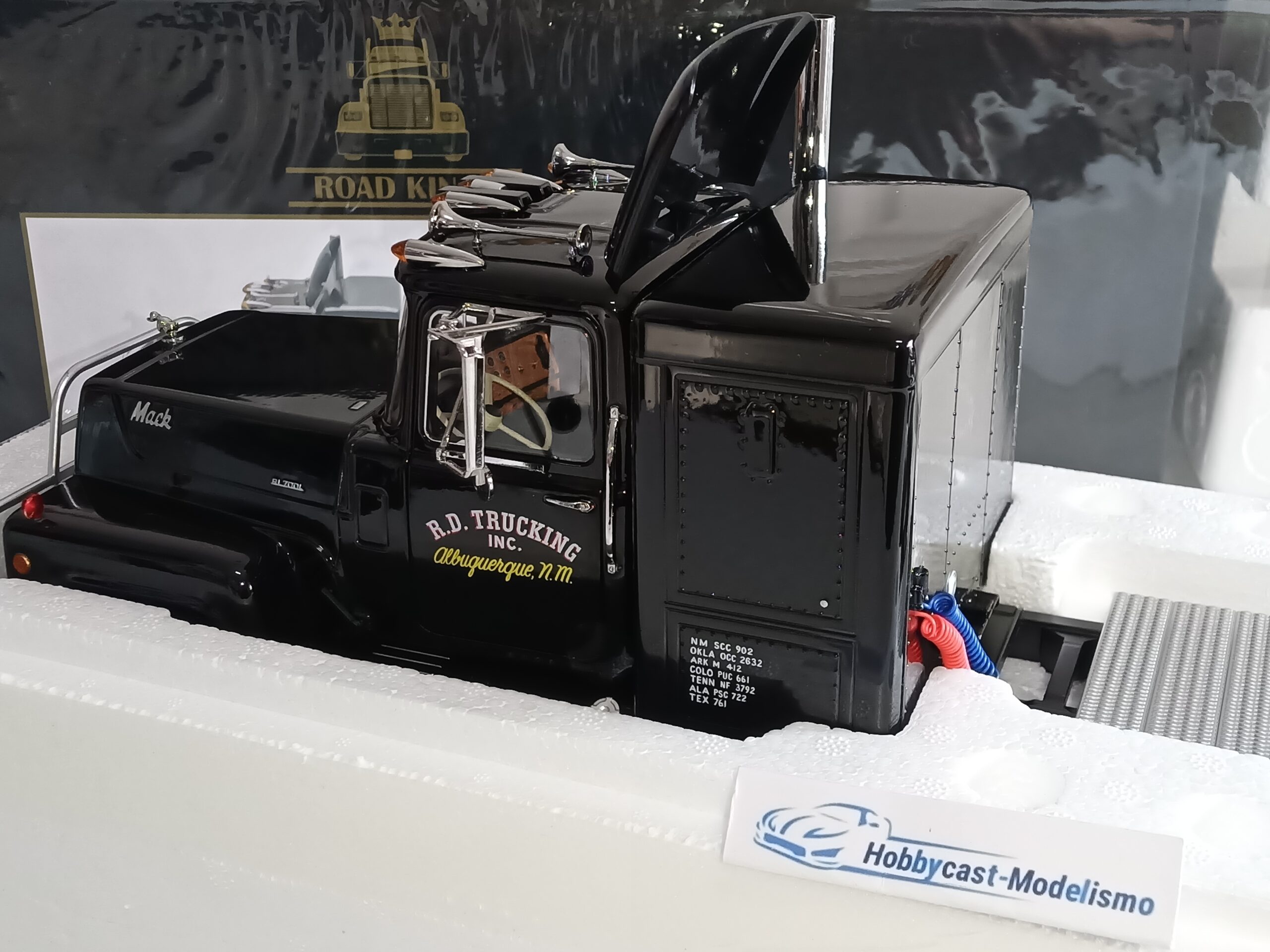 Mack RL700L 1974 Black Camion de la Pelicula ¨ CONBOY ¨ Road Kings RK180171 1:18 - Imagen 8