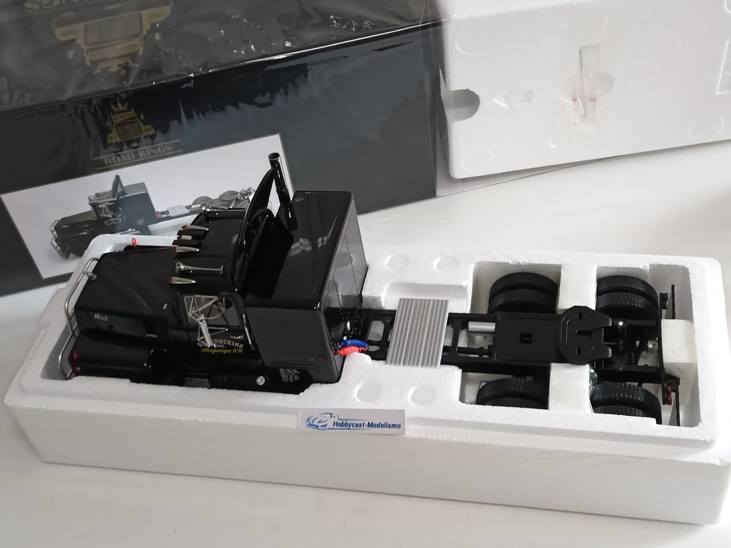Mack RL700L 1974 Black Camion de la Pelicula ¨ CONBOY ¨ Road Kings RK180171 1:18 - Imagen 9