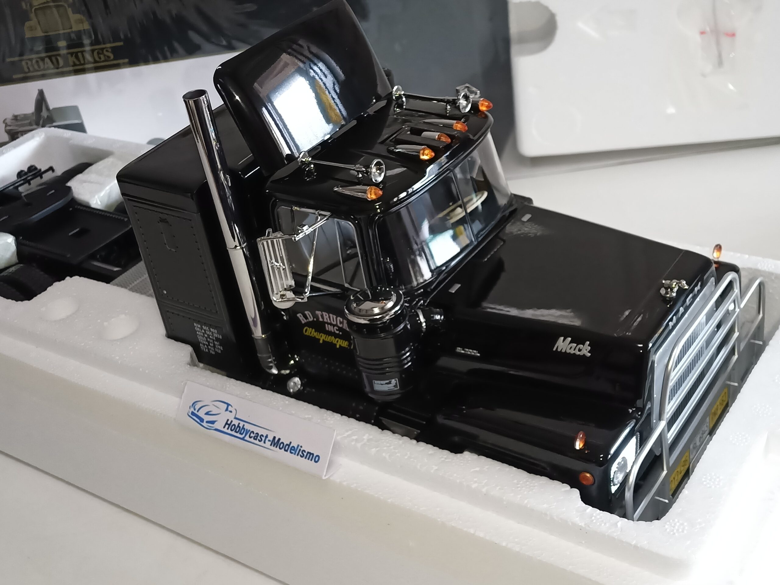 Mack RL700L 1974 Black Camion de la Pelicula ¨ CONBOY ¨ Road Kings RK180171 1:18 - Imagen 13