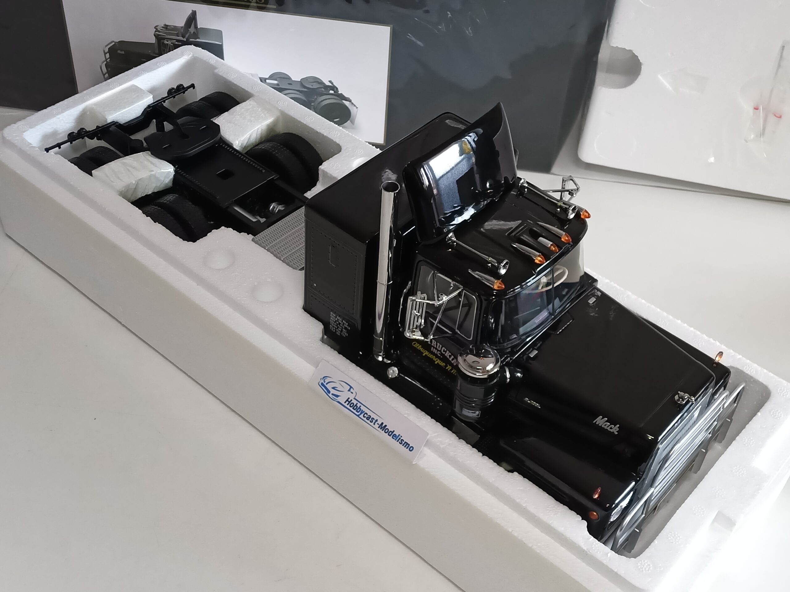 Mack RL700L 1974 Black Camion de la Pelicula ¨ CONBOY ¨ Road Kings RK180171 1:18 - Imagen 18