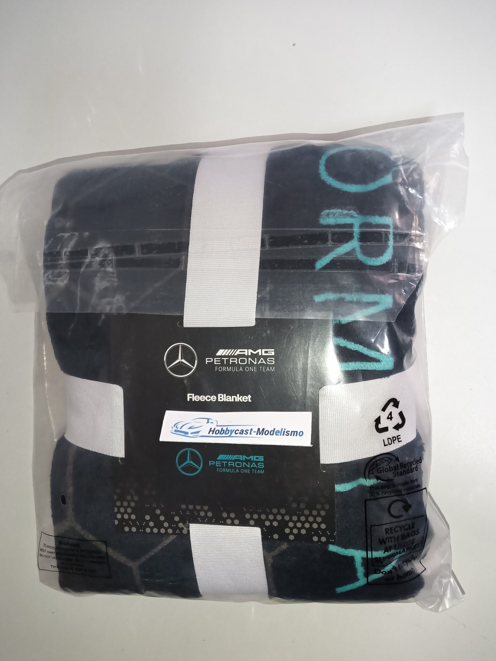 Manta Tipo Forro Polar Oficial Mercedes AMG Pretronas F1 100cm x 150 cm Regalo Perfecto para los Amantes de Mercedes AMG - Imagen 10