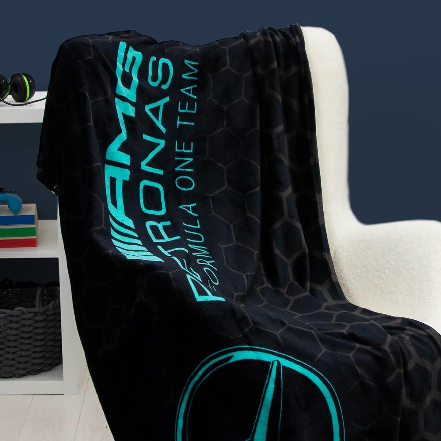 Manta Tipo Forro Polar Oficial Mercedes AMG Pretronas F1 100cm x 150 cm Regalo Perfecto para los Amantes de Mercedes AMG - Imagen 4