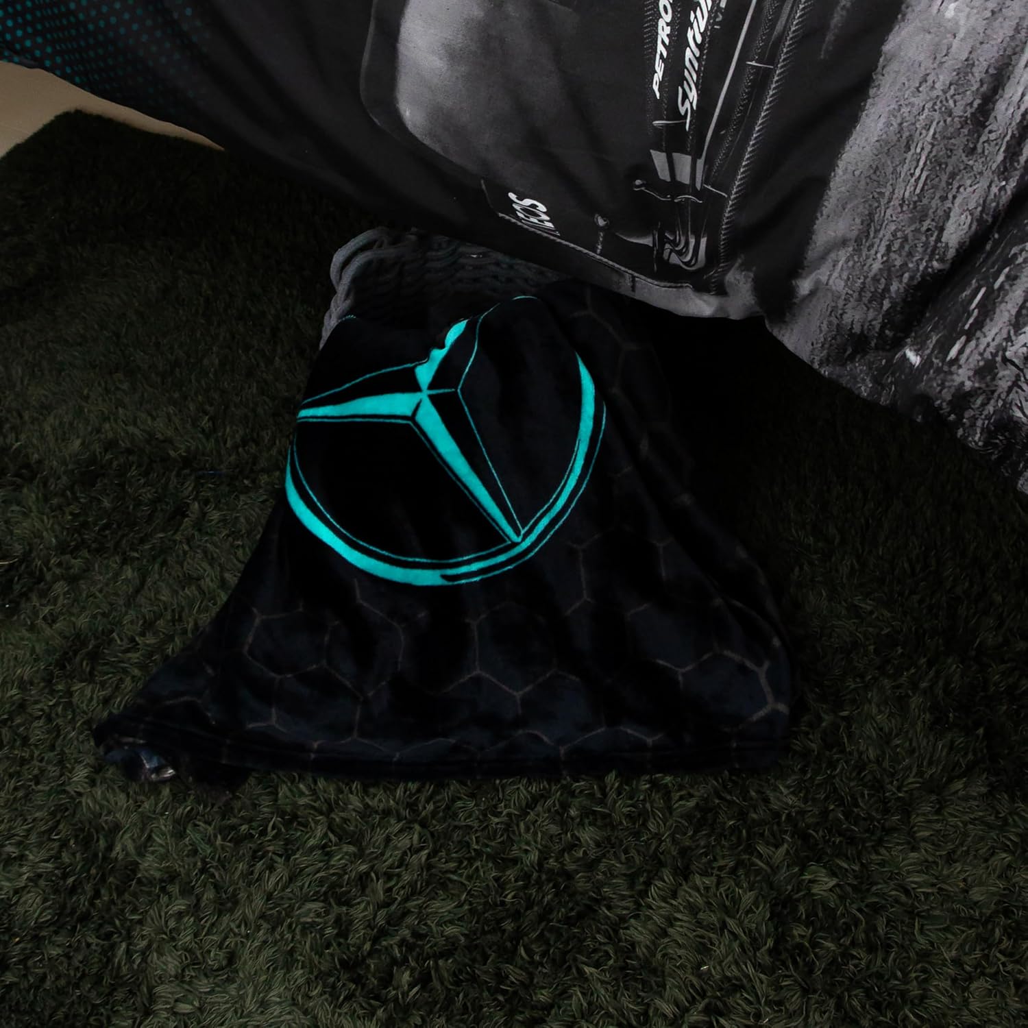 Manta Tipo Forro Polar Oficial Mercedes AMG Pretronas F1 100cm x 150 cm Regalo Perfecto para los Amantes de Mercedes AMG - Imagen 6