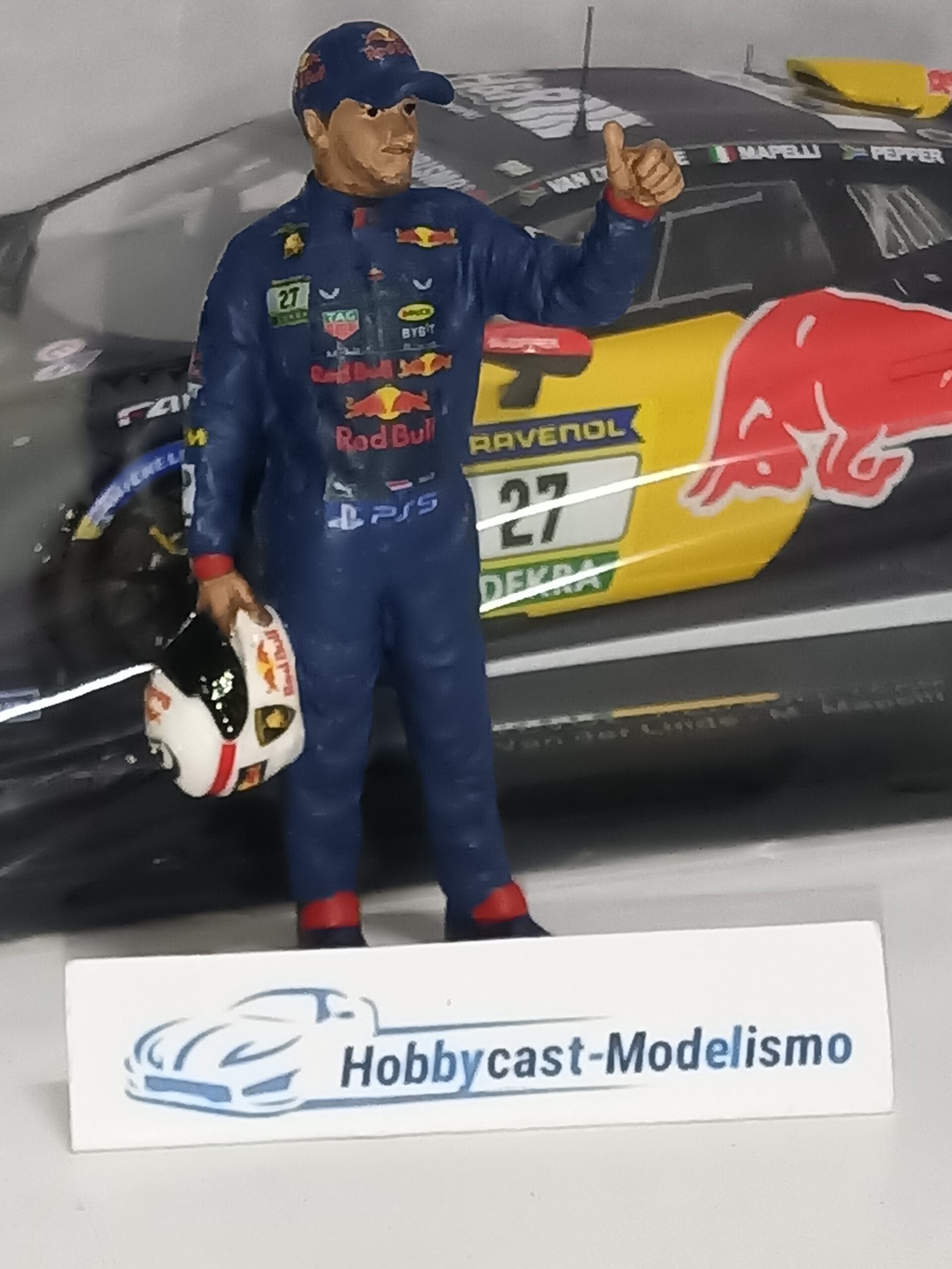 FIGURA PILOTO LAMBORGHINI HURACAN GT3 EVO2 #27 CON DECORACION RED BULL PINTADO A MANO AMERICAN DIORAMA AD76357-RED BULL 1:18 - Imagen 5