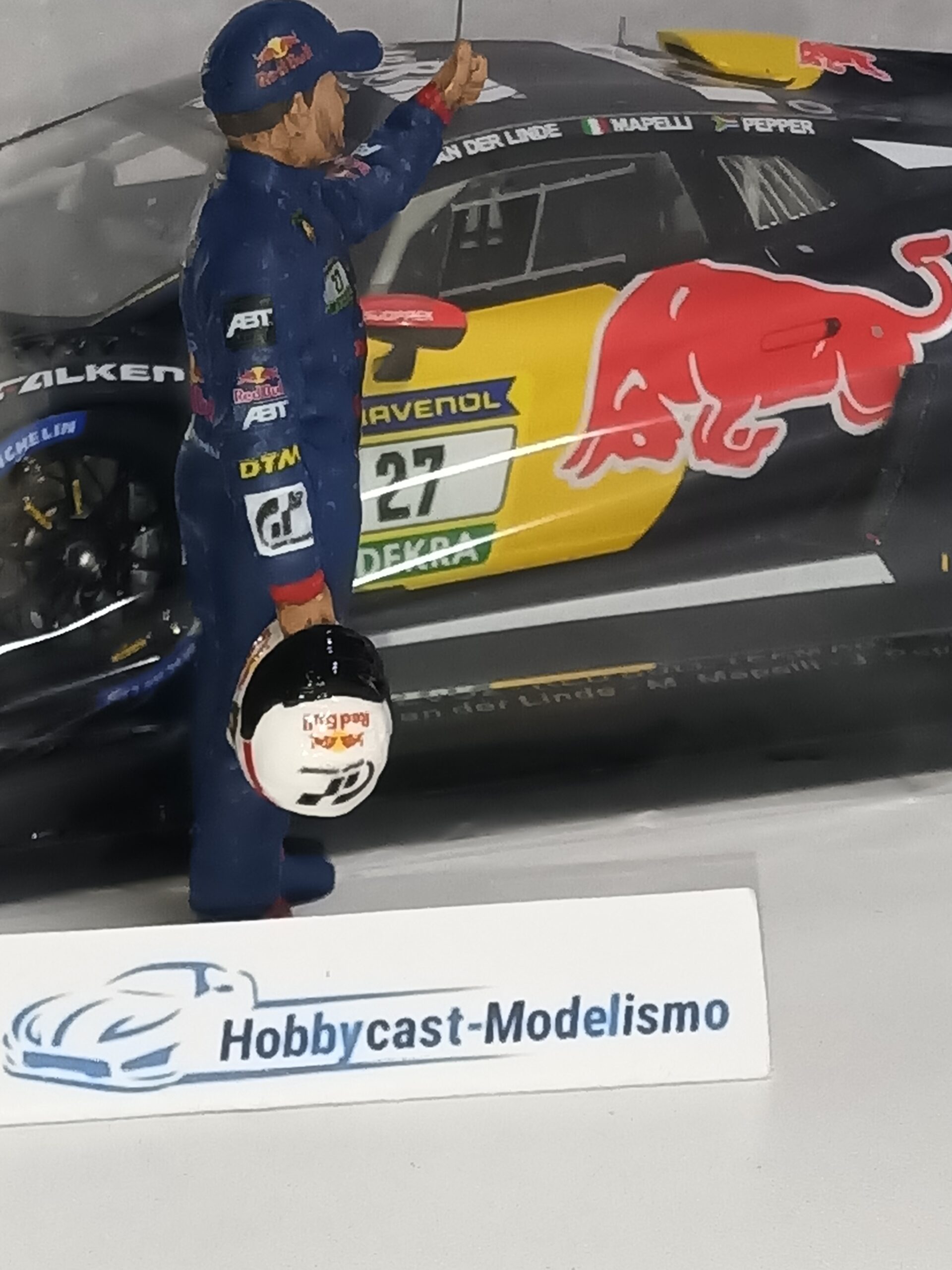 FIGURA PILOTO LAMBORGHINI HURACAN GT3 EVO2 #27 CON DECORACION RED BULL PINTADO A MANO AMERICAN DIORAMA AD76357-RED BULL 1:18 - Imagen 2