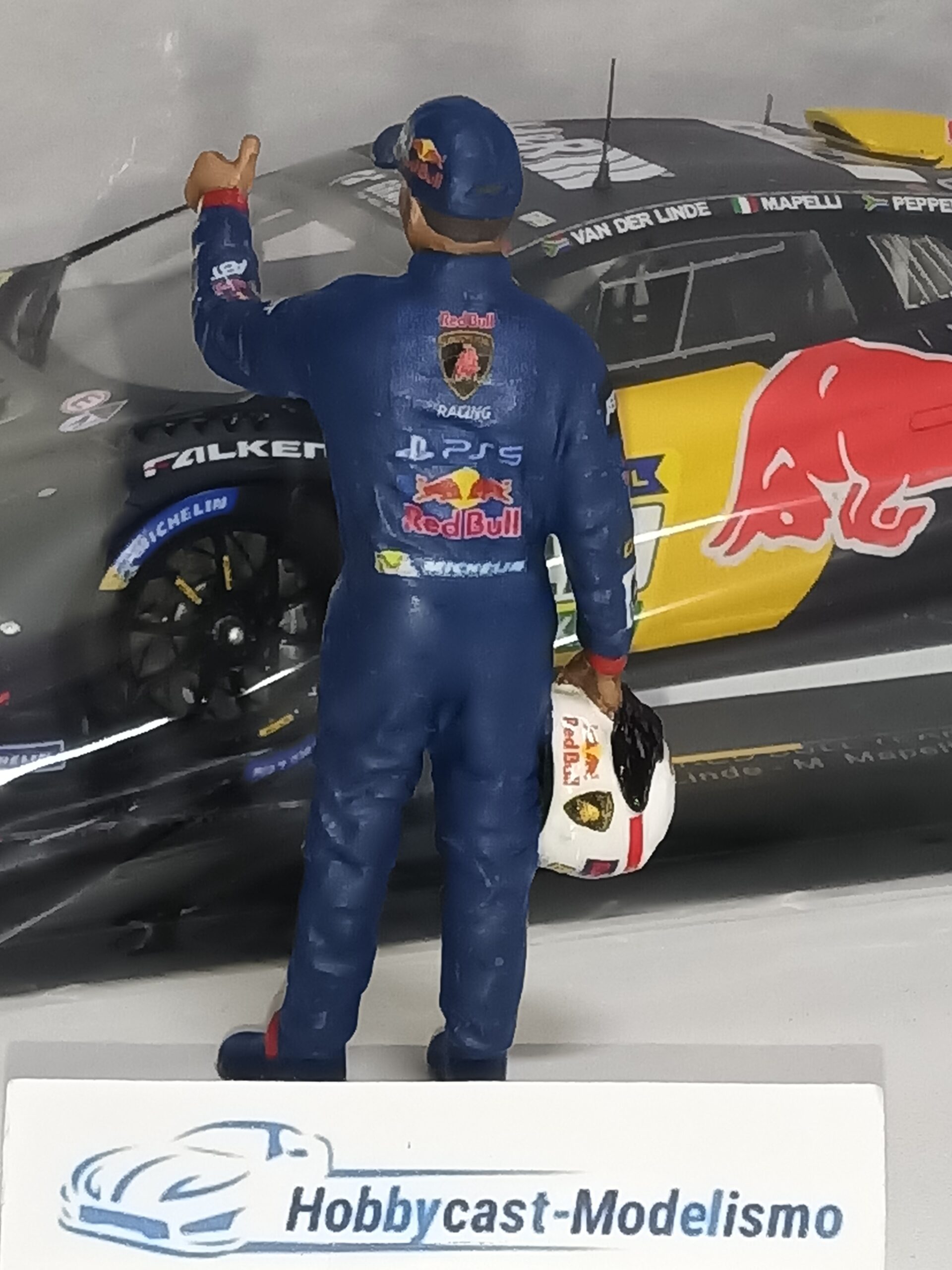 FIGURA PILOTO LAMBORGHINI HURACAN GT3 EVO2 #27 CON DECORACION RED BULL PINTADO A MANO AMERICAN DIORAMA AD76357-RED BULL 1:18 - Imagen 3