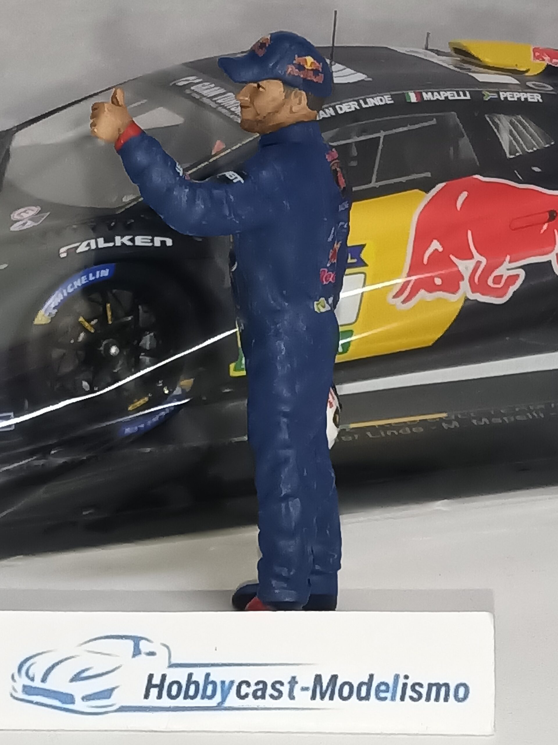 FIGURA PILOTO LAMBORGHINI HURACAN GT3 EVO2 #27 CON DECORACION RED BULL PINTADO A MANO AMERICAN DIORAMA AD76357-RED BULL 1:18 - Imagen 6