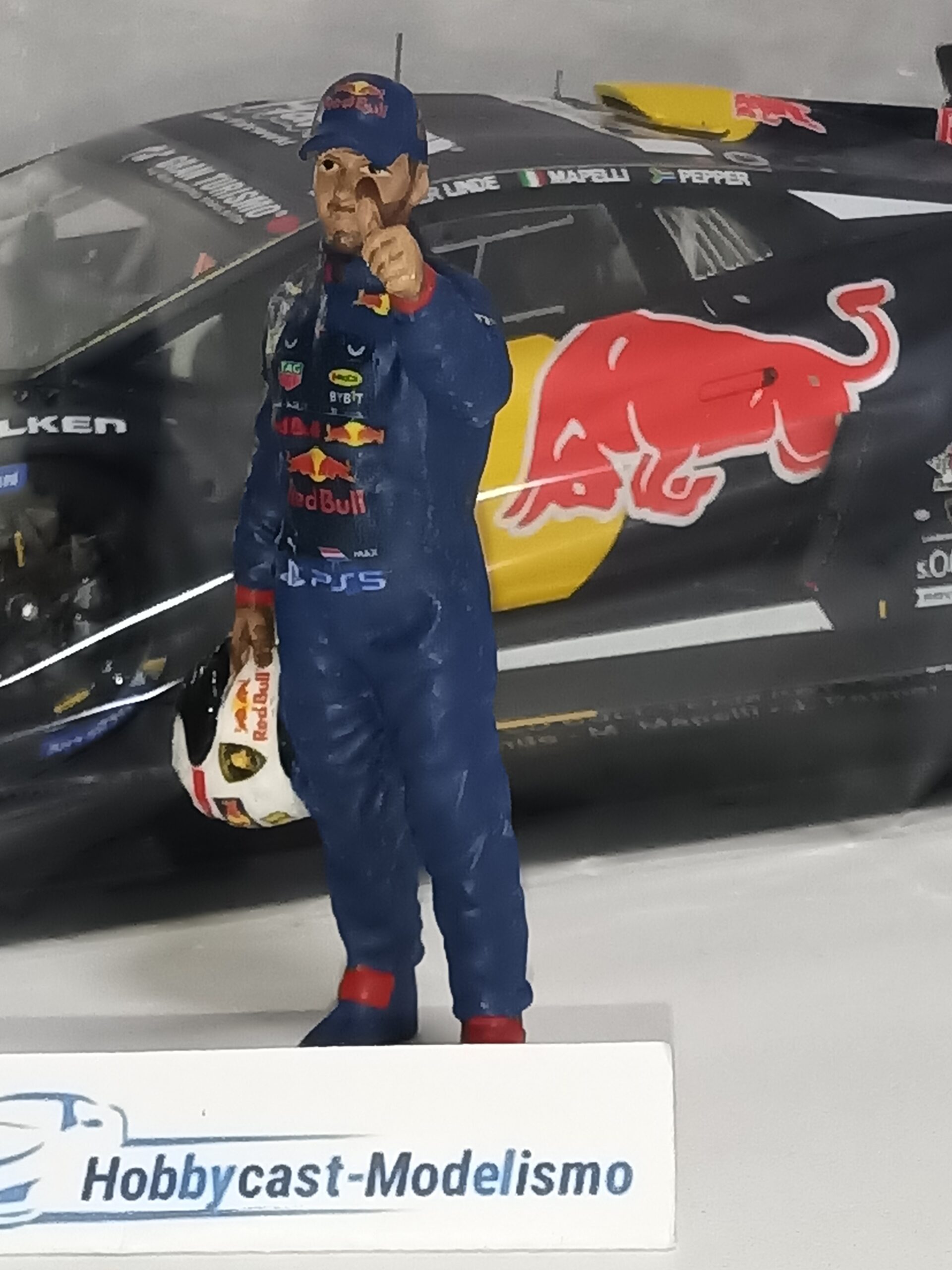FIGURA PILOTO LAMBORGHINI HURACAN GT3 EVO2 #27 CON DECORACION RED BULL PINTADO A MANO AMERICAN DIORAMA AD76357-RED BULL 1:18 - Imagen 7