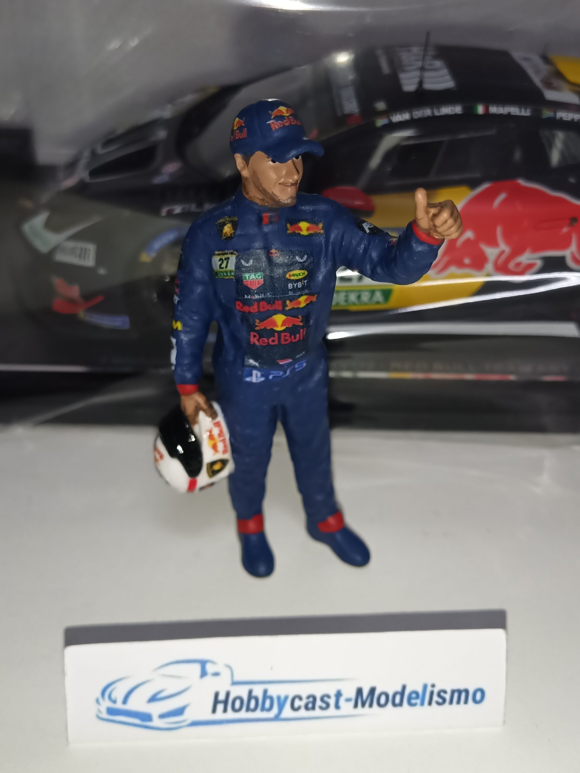 FIGURA PILOTO LAMBORGHINI HURACAN GT3 EVO2 #27 CON DECORACION RED BULL PINTADO A MANO AMERICAN DIORAMA AD76357-RED BULL 1:18 - Imagen 12