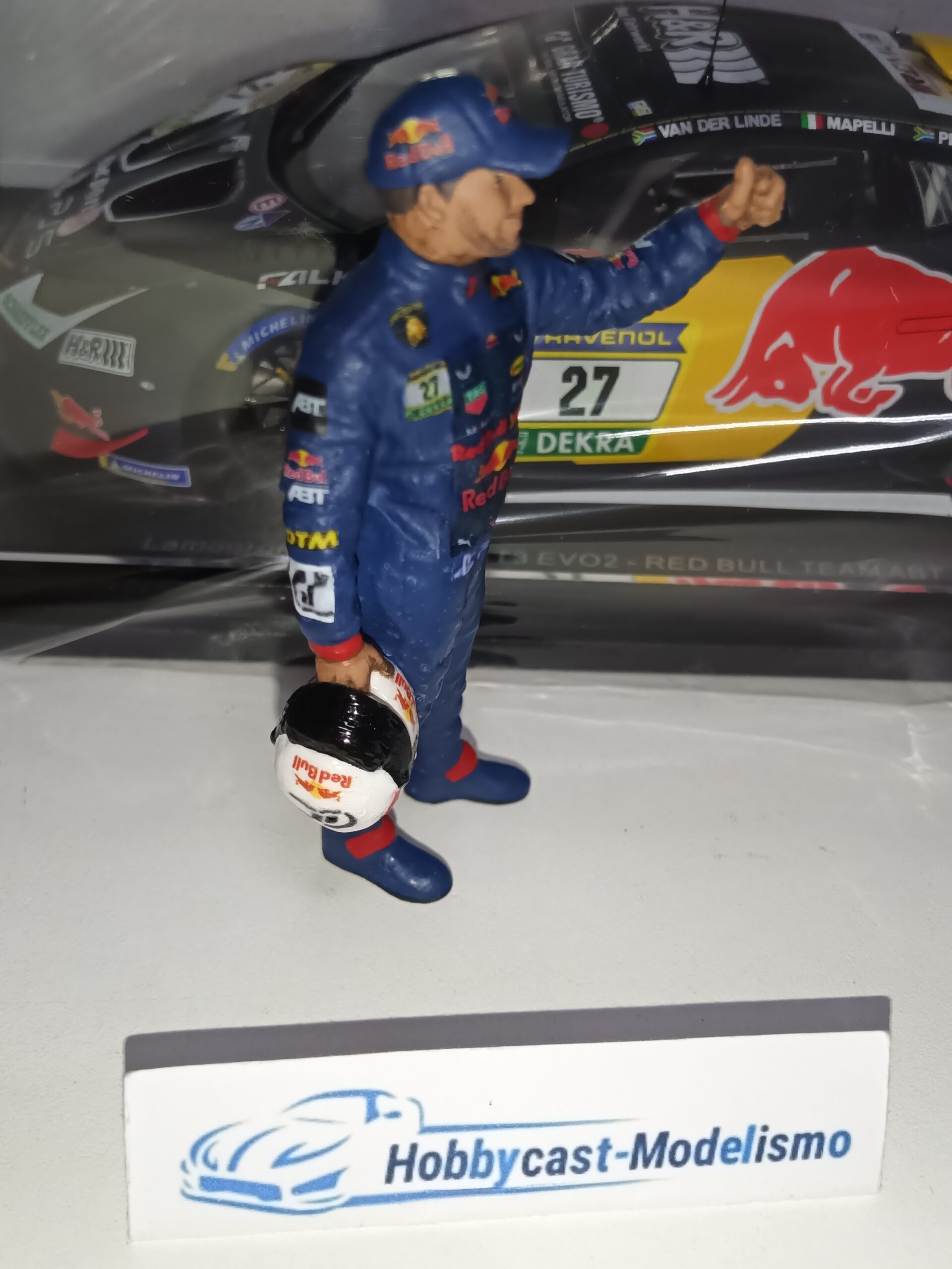 FIGURA PILOTO LAMBORGHINI HURACAN GT3 EVO2 #27 CON DECORACION RED BULL PINTADO A MANO AMERICAN DIORAMA AD76357-RED BULL 1:18 - Imagen 9