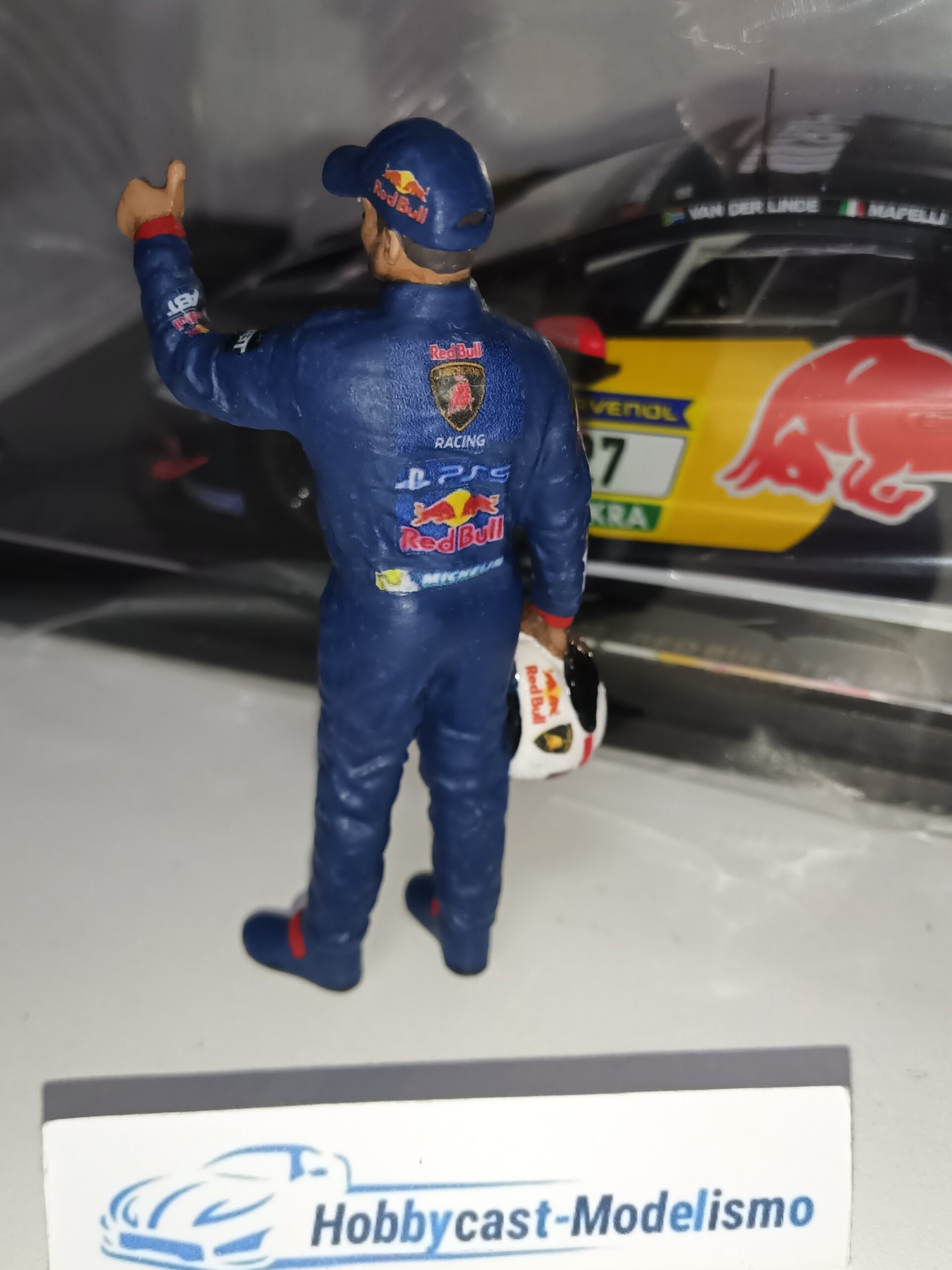 FIGURA PILOTO LAMBORGHINI HURACAN GT3 EVO2 #27 CON DECORACION RED BULL PINTADO A MANO AMERICAN DIORAMA AD76357-RED BULL 1:18 - Imagen 10