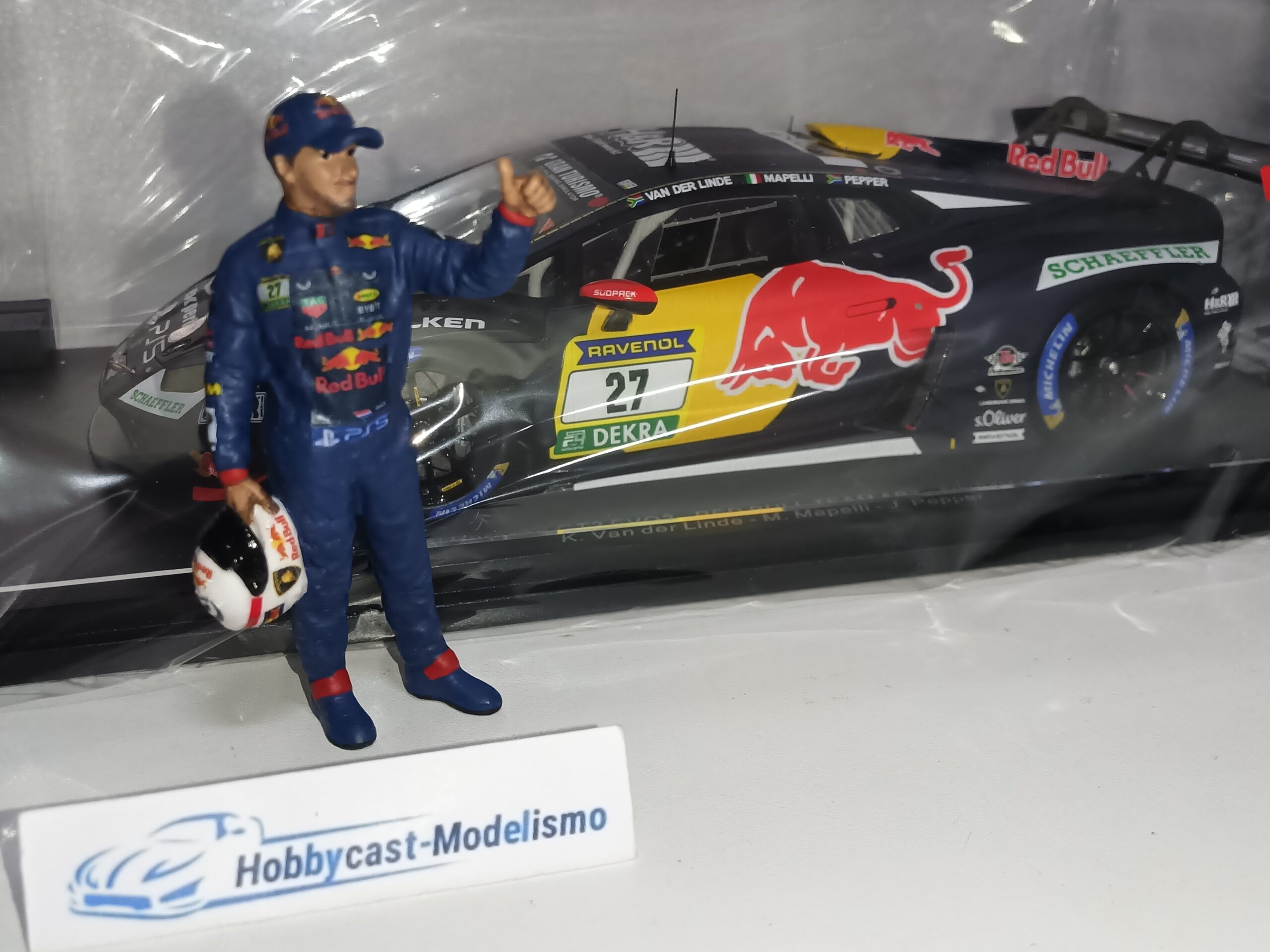 FIGURA PILOTO LAMBORGHINI HURACAN GT3 EVO2 #27 CON DECORACION RED BULL PINTADO A MANO AMERICAN DIORAMA AD76357-RED BULL 1:18 - Imagen 11