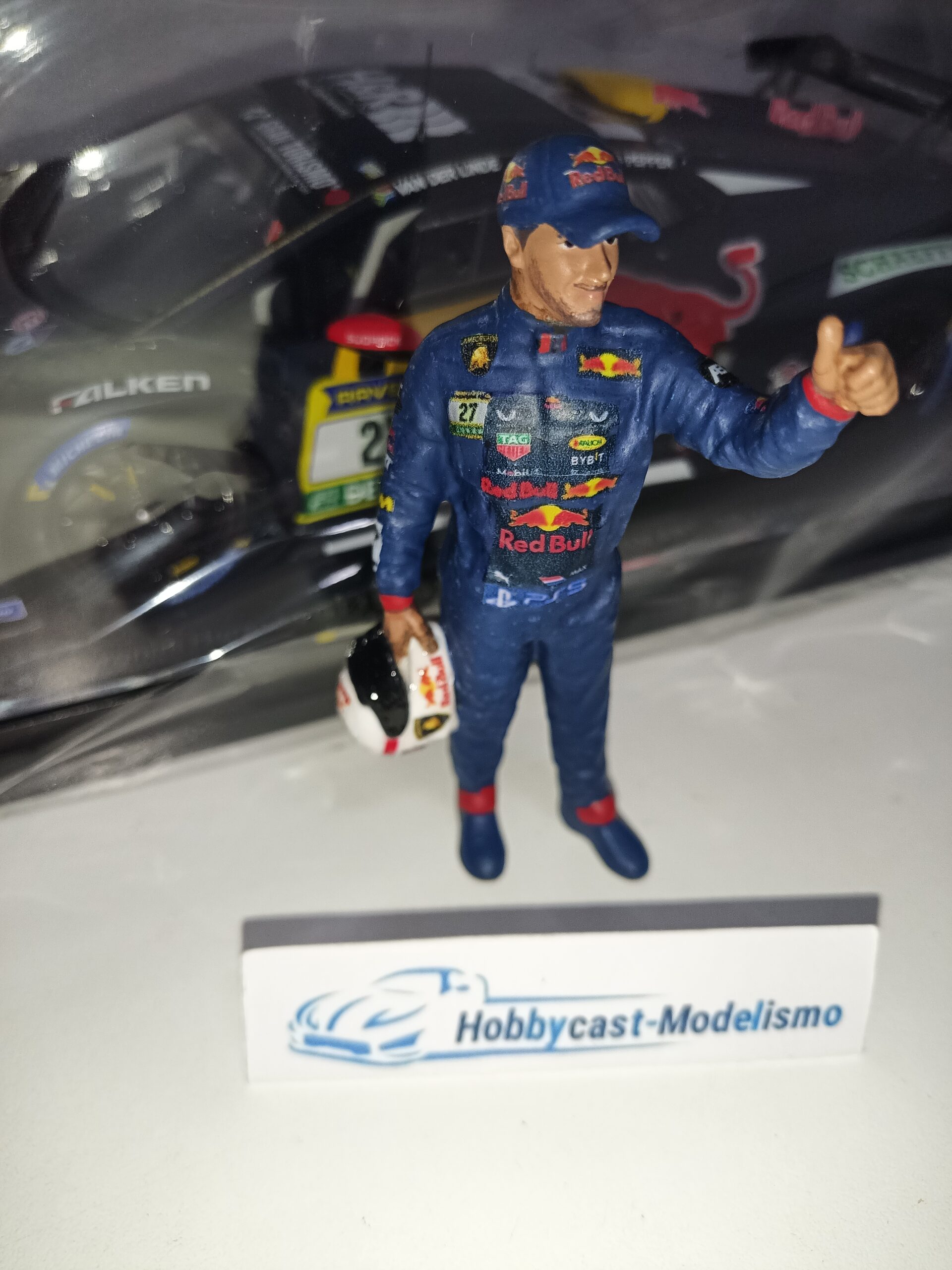 FIGURA PILOTO LAMBORGHINI HURACAN GT3 EVO2 #27 CON DECORACION RED BULL PINTADO A MANO AMERICAN DIORAMA AD76357-RED BULL 1:18 - Imagen 13