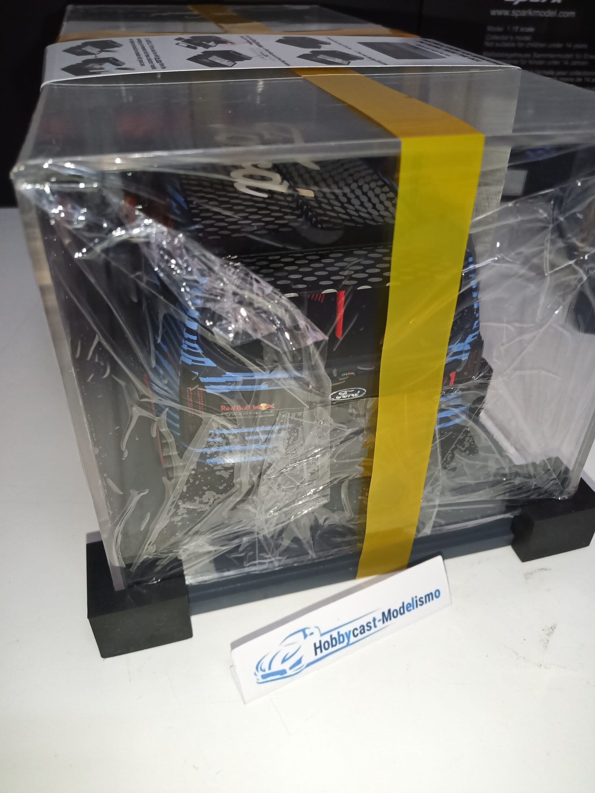 Ford Transit Supervan 4 Red Bull Grand Sambuc 2023 Verstappen con Vitrina 1:18 SPARK 18S728 - Imagen 15