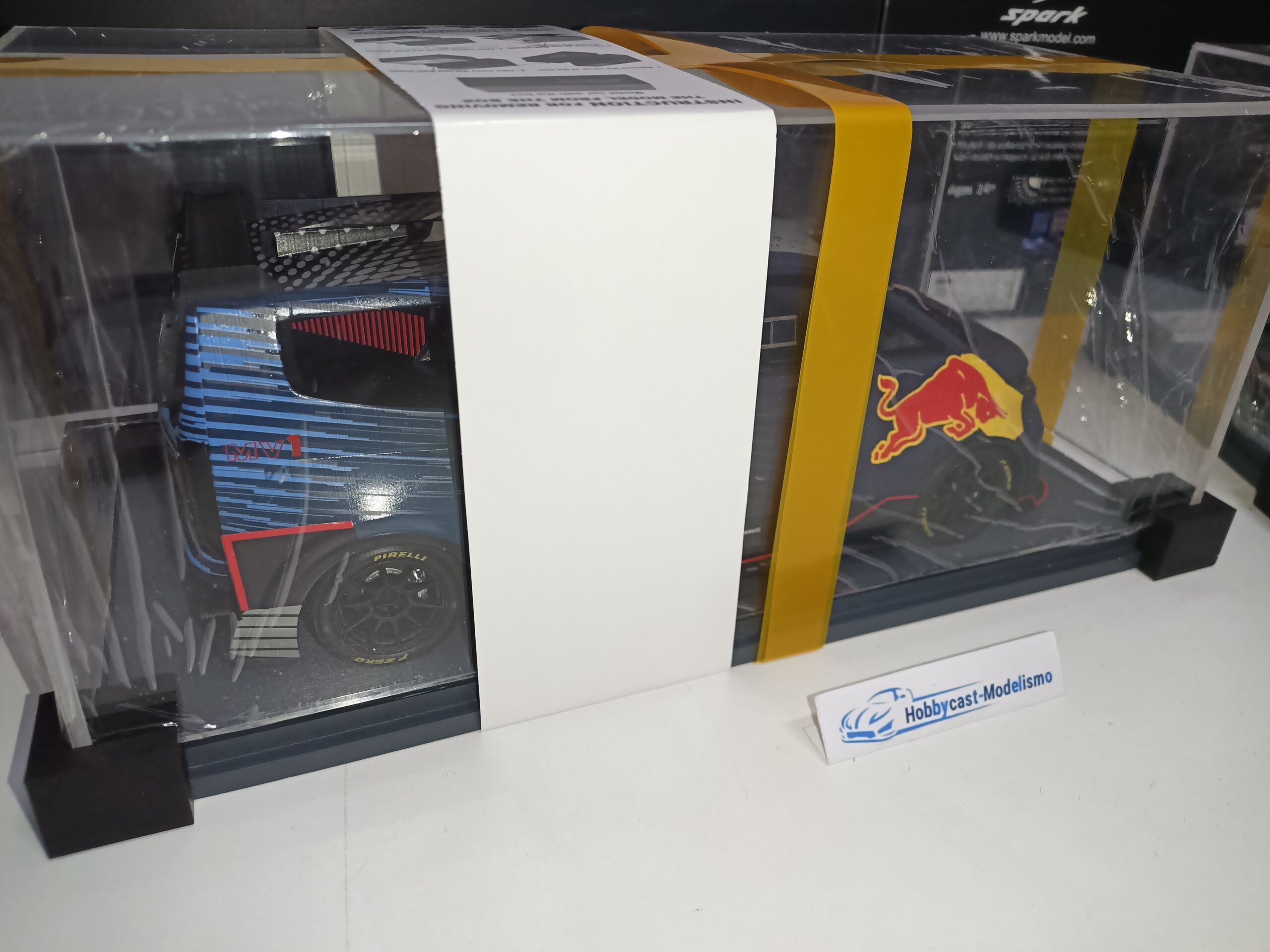 Ford Transit Supervan 4 Red Bull Grand Sambuc 2023 Verstappen con Vitrina 1:18 SPARK 18S728 - Imagen 16