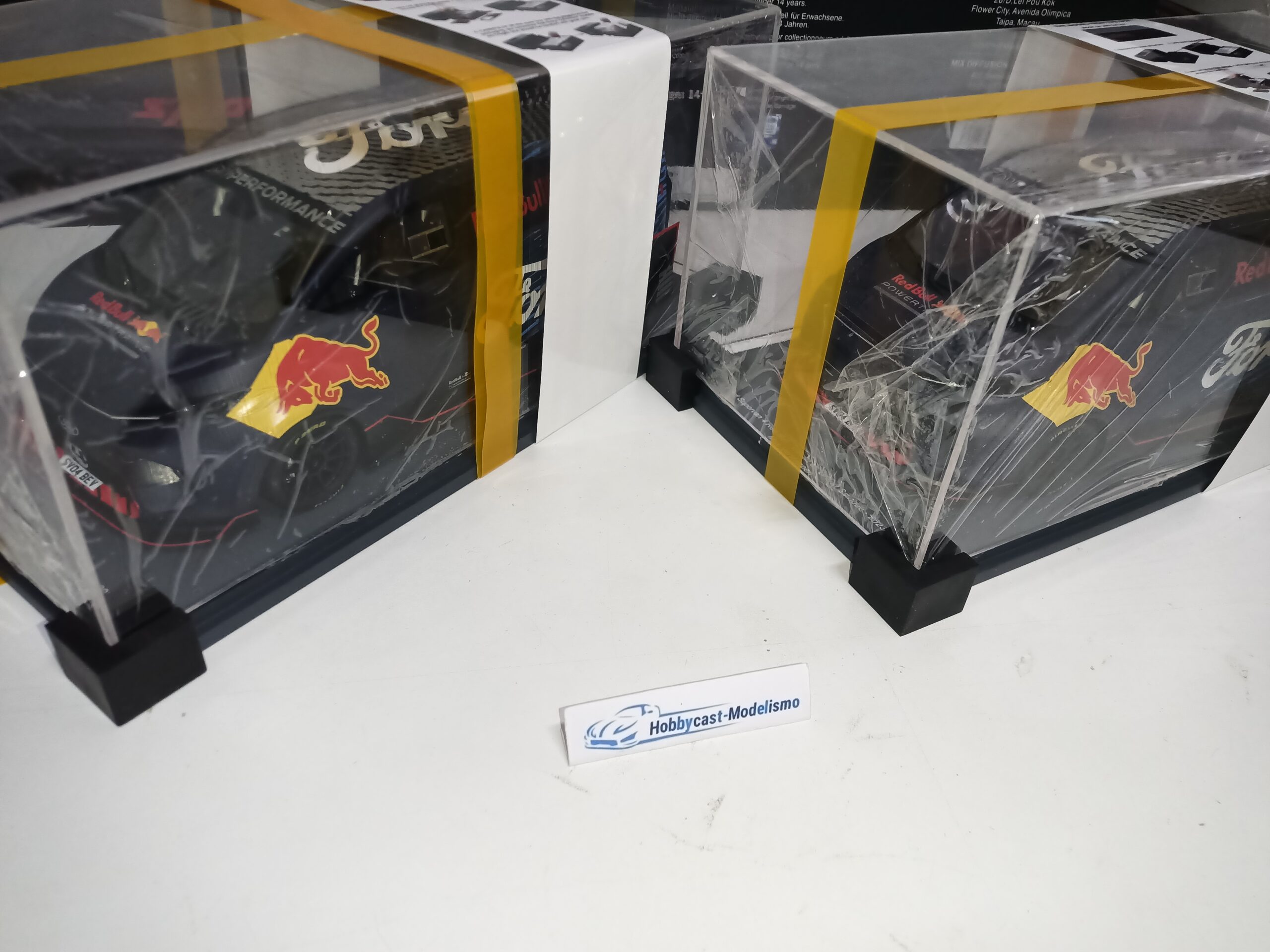 Ford Transit Supervan 4 Red Bull Grand Sambuc 2023 Verstappen con Vitrina 1:18 SPARK 18S728 - Imagen 17