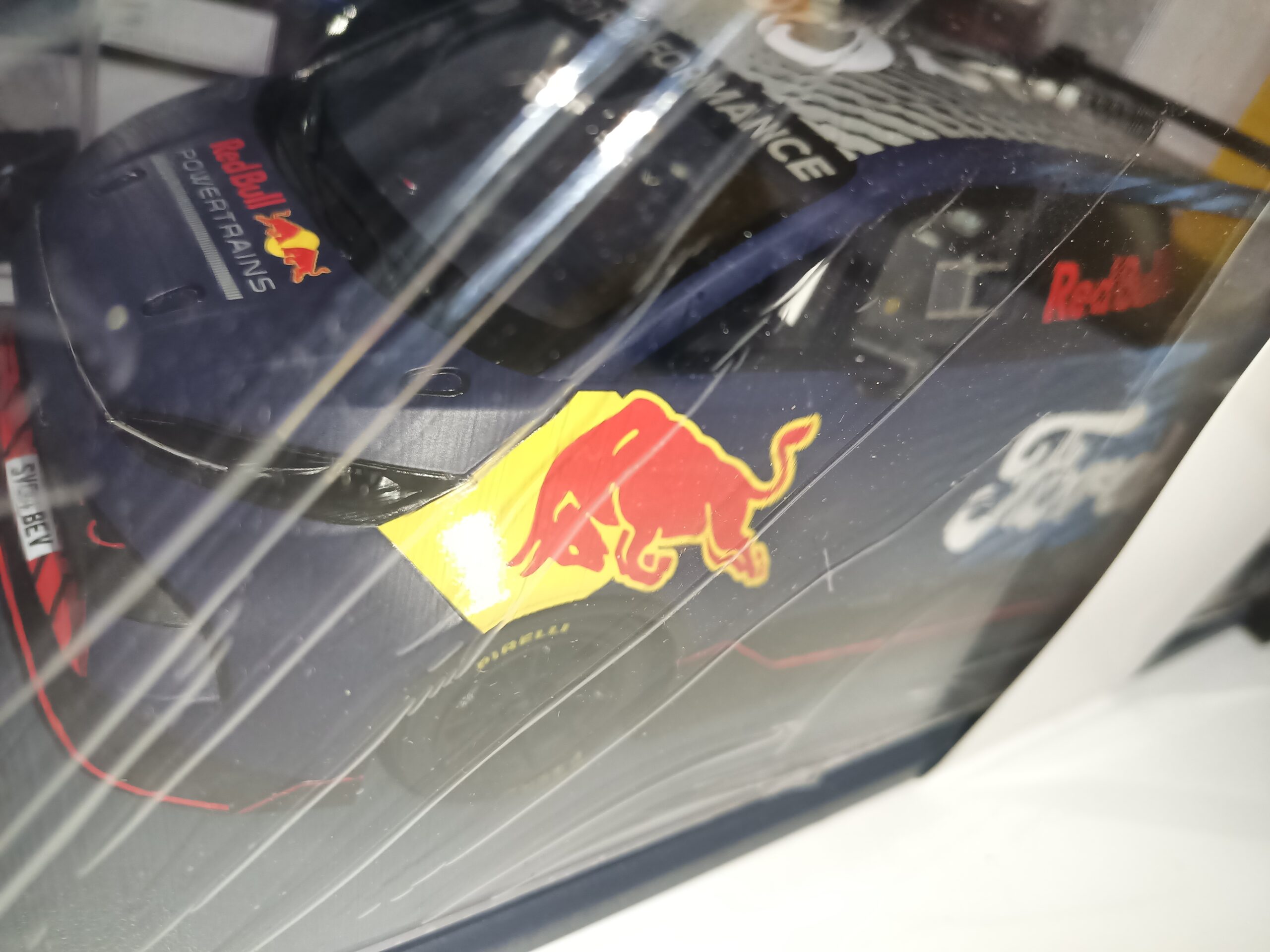 Ford Transit Supervan 4 Red Bull Grand Sambuc 2023 Verstappen con Vitrina 1:18 SPARK 18S728 - Imagen 19