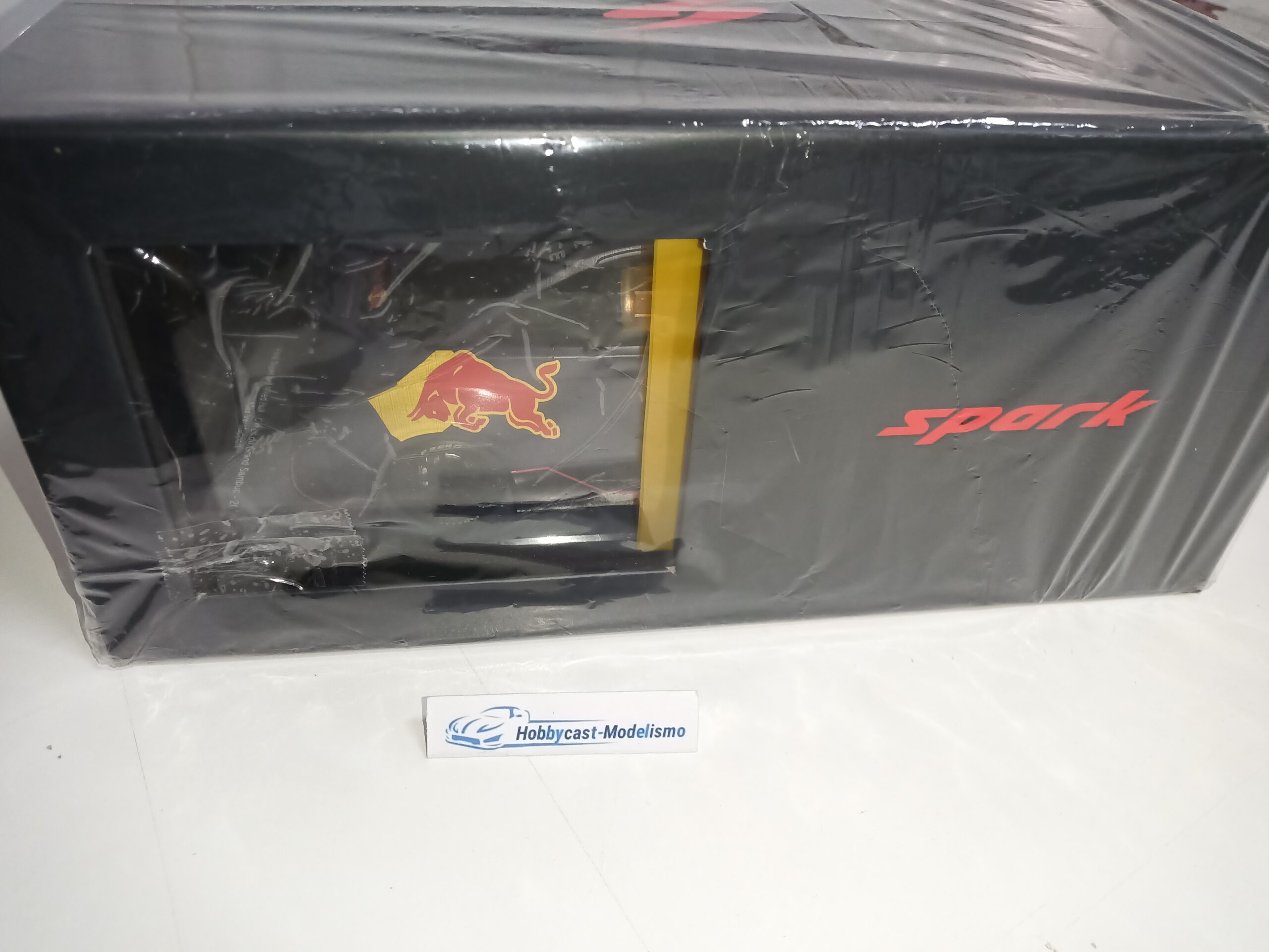 Ford Transit Supervan 4 Red Bull Grand Sambuc 2023 Verstappen con Vitrina 1:18 SPARK 18S728 - Imagen 20