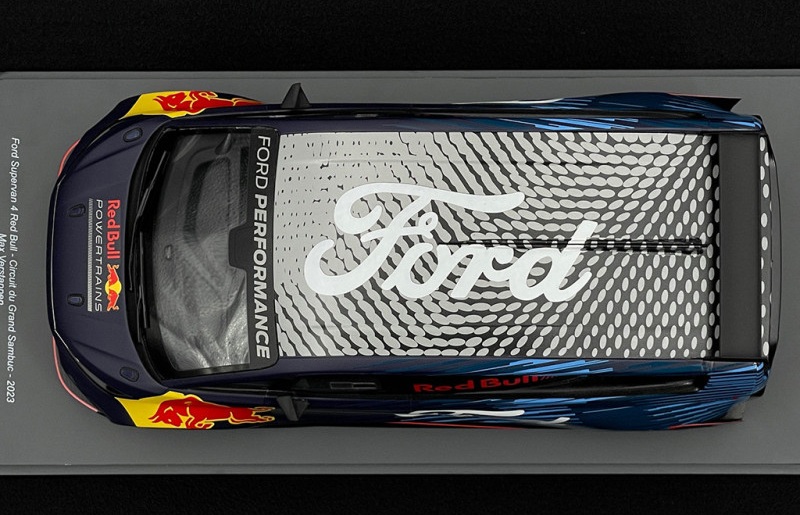 Ford Transit Supervan 4 Red Bull Grand Sambuc 2023 Verstappen con Vitrina 1:18 SPARK 18S728 - Imagen 3