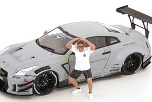 Nissan GT-R (R35) LBWK Body kit Type 2.0 Grey 2024 con Figura de Kato San incluida Solido 185821 EDICION LIMITADA 1:18