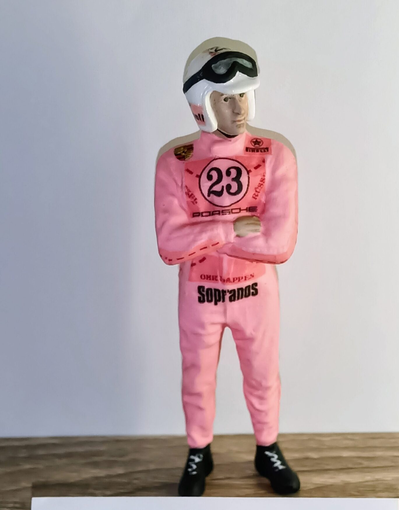 FIGURA PILOTO PARA PORSCHE SOPRANOS #23 AMERICAN DIORAMA AD76349-SOPRANOS 1:18 - Imagen 5