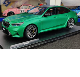 BMW M5 G90 2005 ISLE OF MAN GREEN METALLIC S18114701 1:18