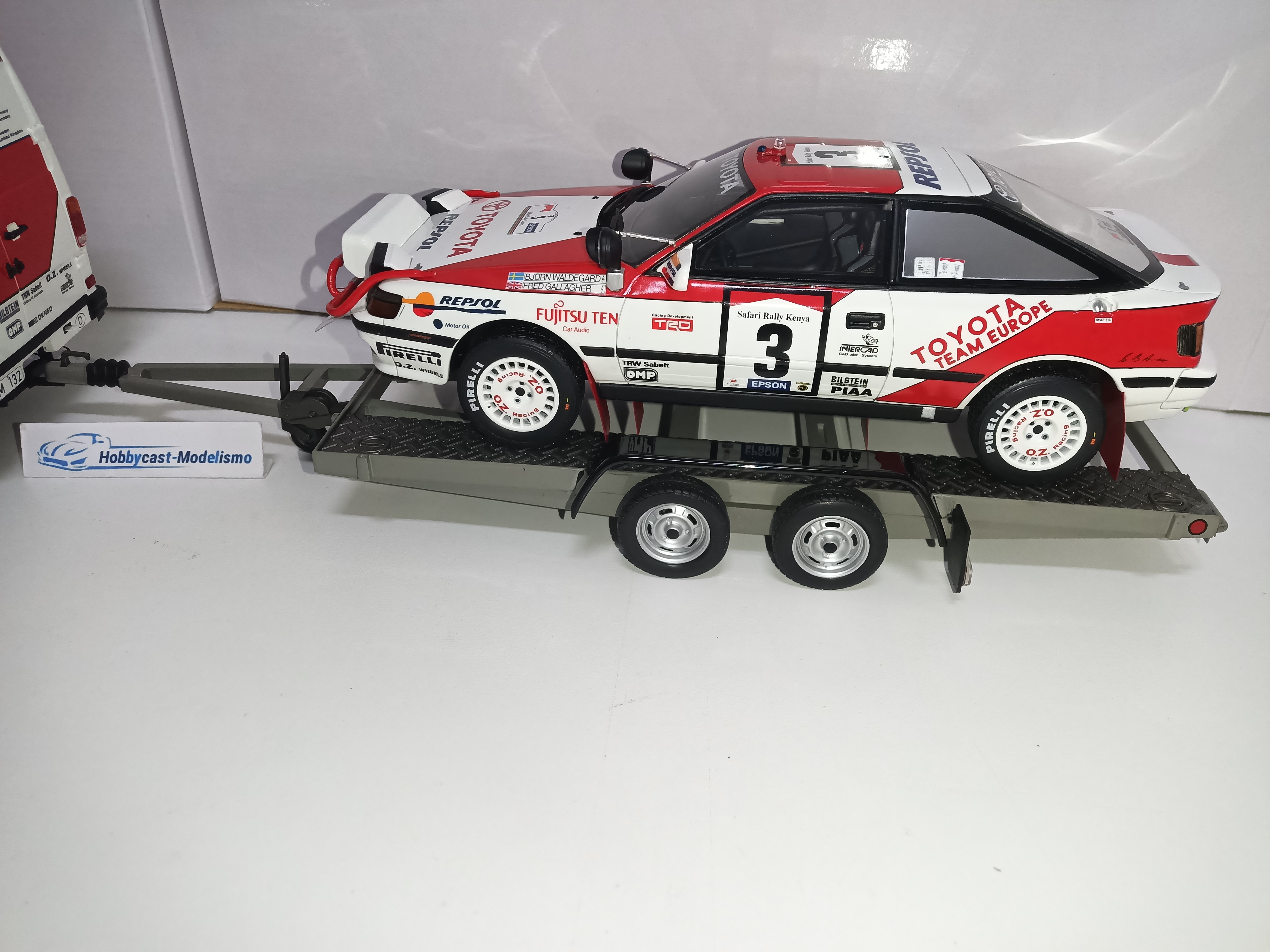SET Rallye Pack Toyota Celica ST 165 Gr.A RAC Safari 1990 PILOTADO POR CARLOS SAINZ Y LUIS MOYA + REMOLQUE + FURGONETA MERCEDES BENZ 208 TEAM TOYOTA OT480 LIMITED EDITION 999 OTTO-MOBILE 1:18 - Imagen 5