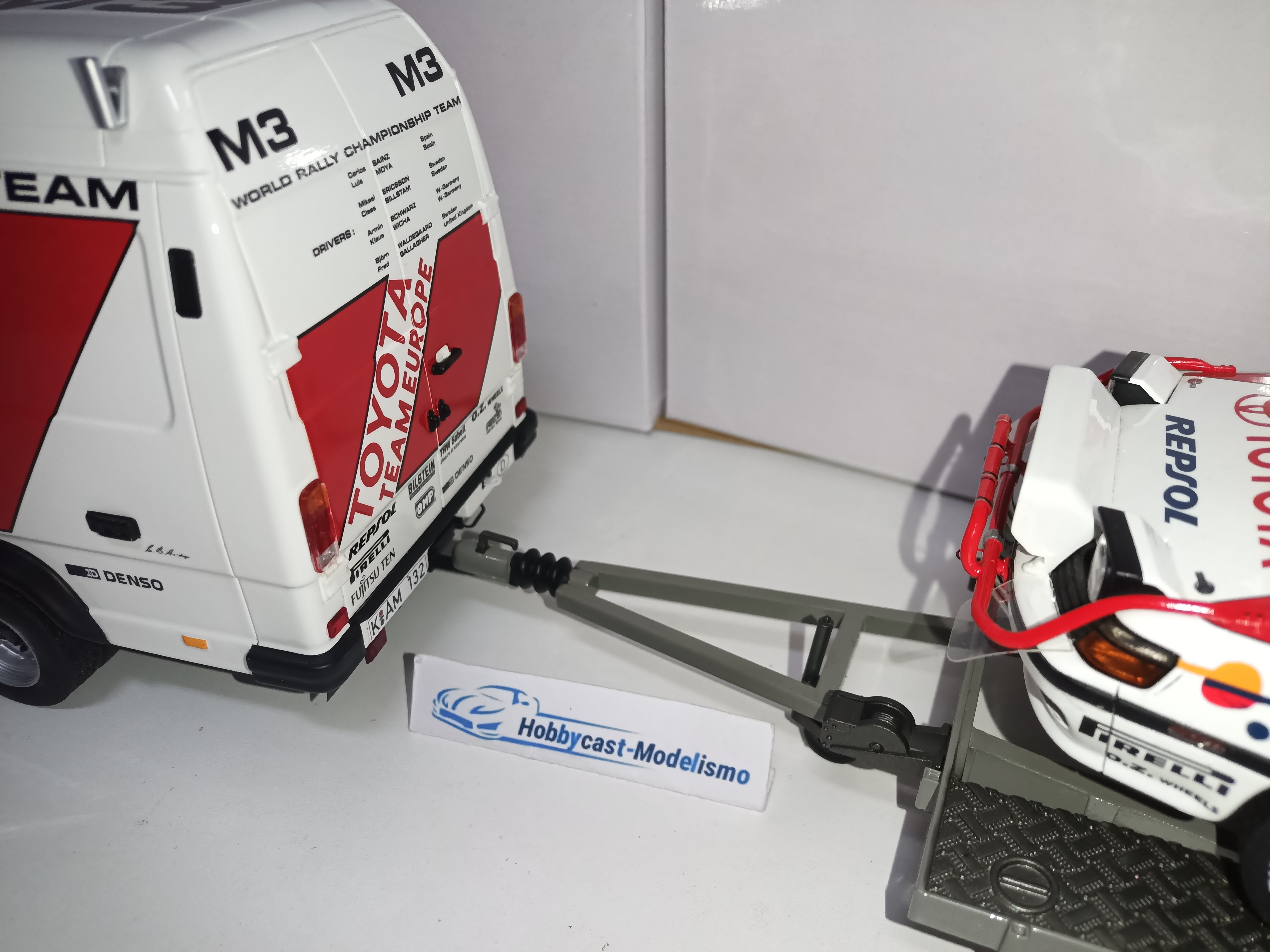 SET Rallye Pack Toyota Celica ST 165 Gr.A RAC Safari 1990 PILOTADO POR CARLOS SAINZ Y LUIS MOYA + REMOLQUE + FURGONETA MERCEDES BENZ 208 TEAM TOYOTA OT480 LIMITED EDITION 999 OTTO-MOBILE 1:18 - Imagen 7