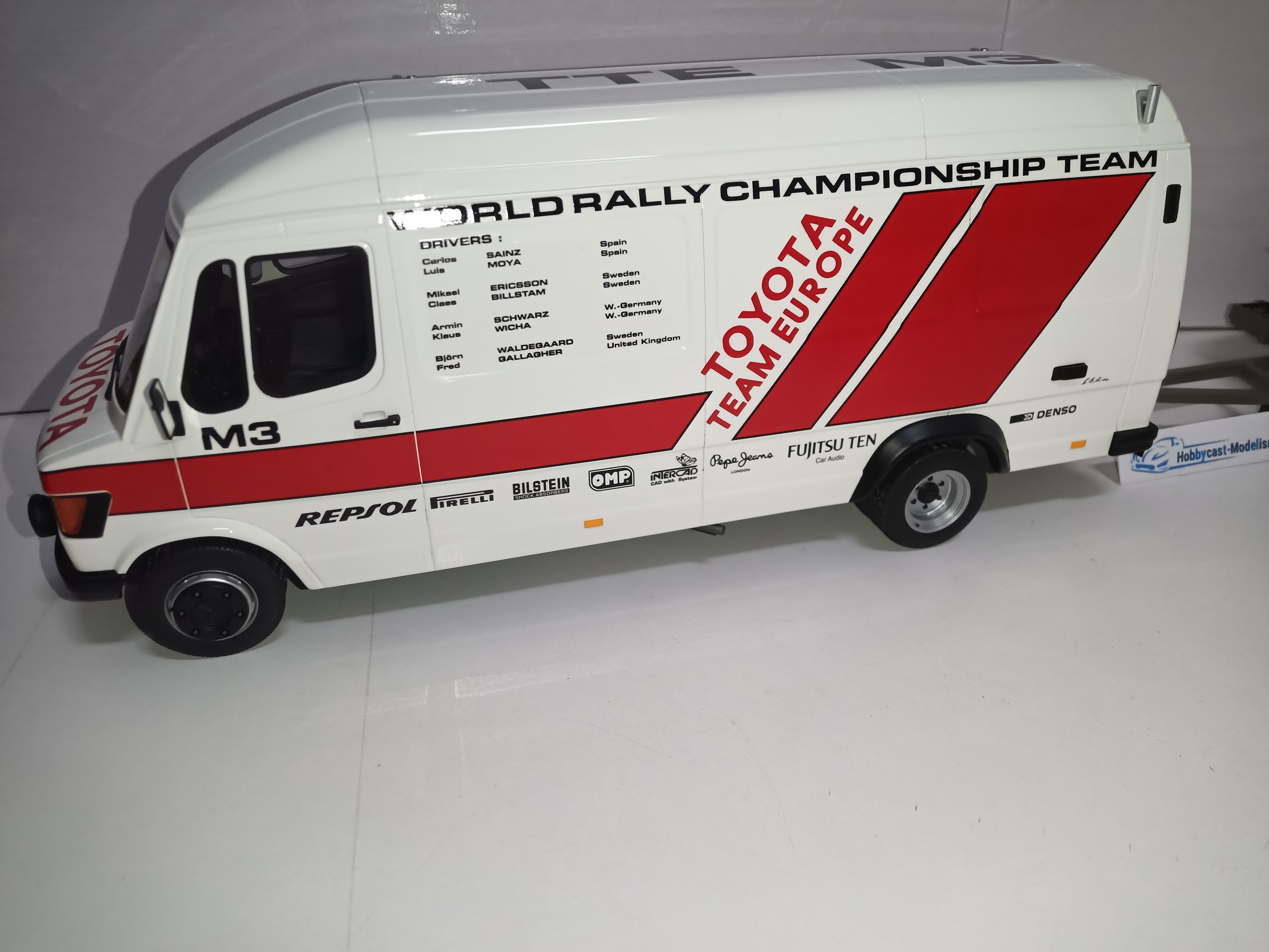 SET Rallye Pack Toyota Celica ST 165 Gr.A RAC Safari 1990 PILOTADO POR CARLOS SAINZ Y LUIS MOYA + REMOLQUE + FURGONETA MERCEDES BENZ 208 TEAM TOYOTA OT480 LIMITED EDITION 999 OTTO-MOBILE 1:18 - Imagen 8