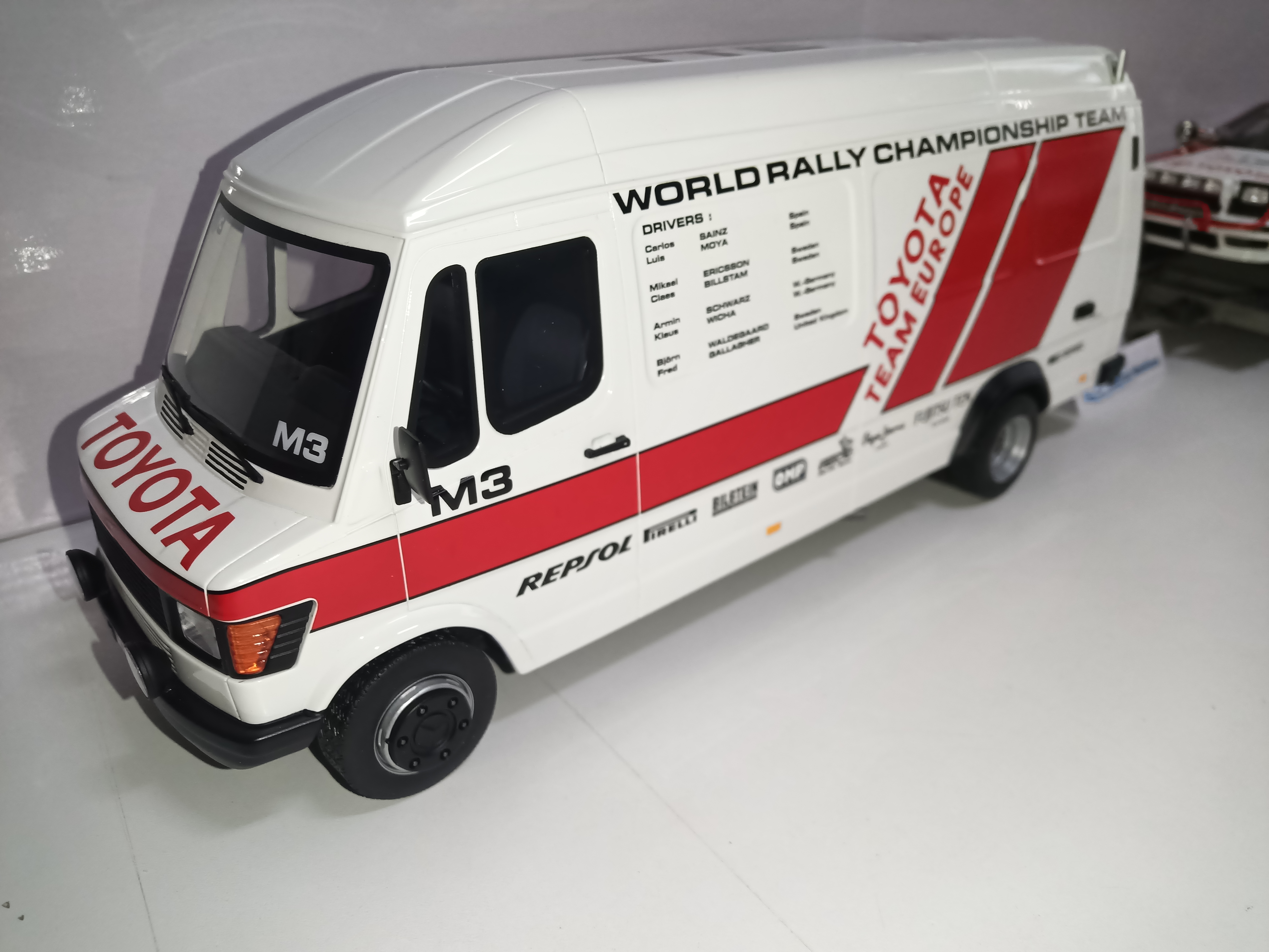 SET Rallye Pack Toyota Celica ST 165 Gr.A RAC Safari 1990 PILOTADO POR CARLOS SAINZ Y LUIS MOYA + REMOLQUE + FURGONETA MERCEDES BENZ 208 TEAM TOYOTA OT480 LIMITED EDITION 999 OTTO-MOBILE 1:18 - Imagen 9