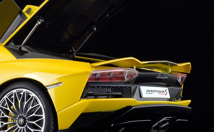 LAMBORGHINI AVENTADOR S ( NEW GIALLO ORION/PEAR YELLOW AUTOART 79132 1:18 - Imagen 10