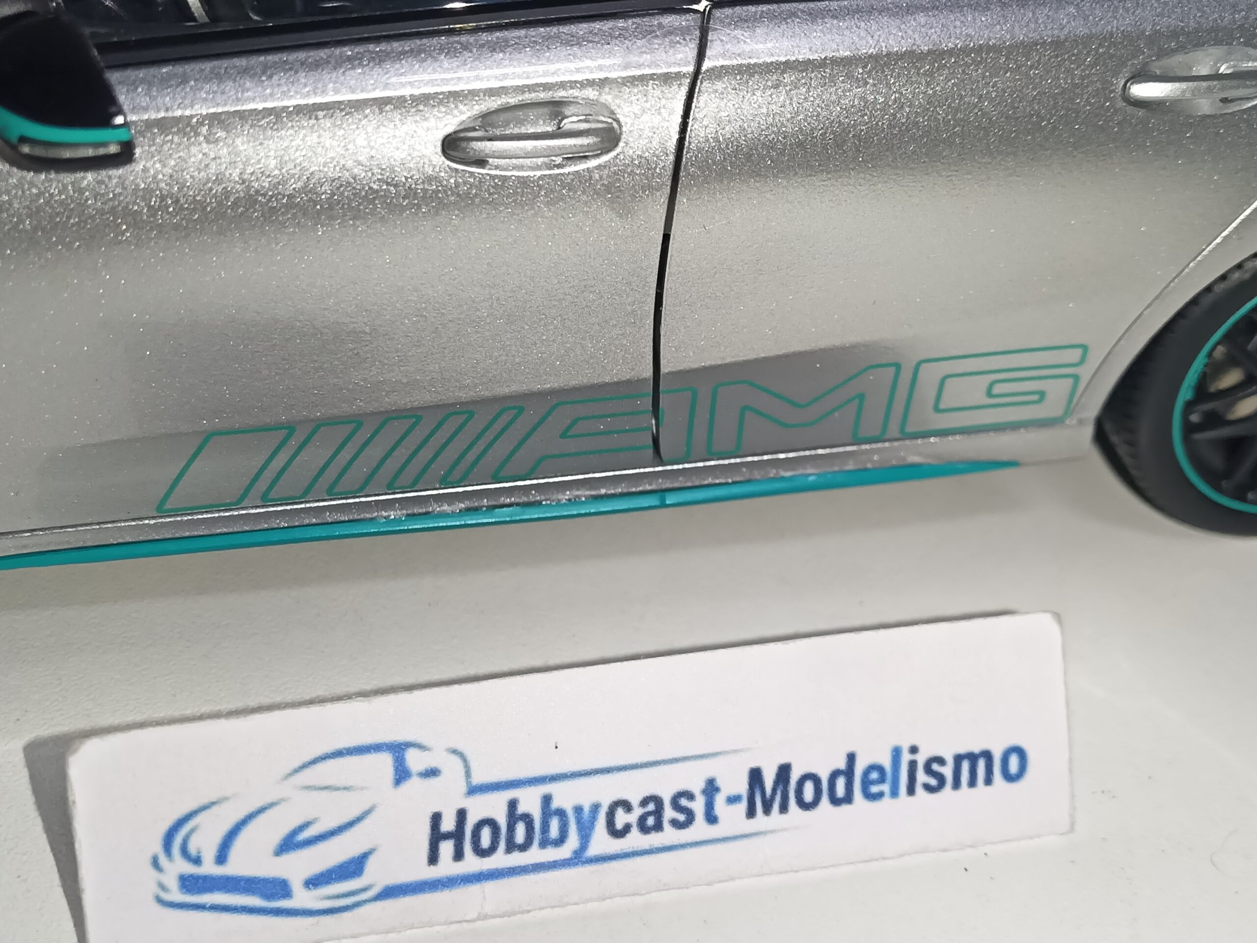 MERCEDES BENZ CLASE A 45s AMG PLATA DECORACION AMG PETRONAS 1:18 NZG LIMITED EDITION 200 Pcs - Imagen 8
