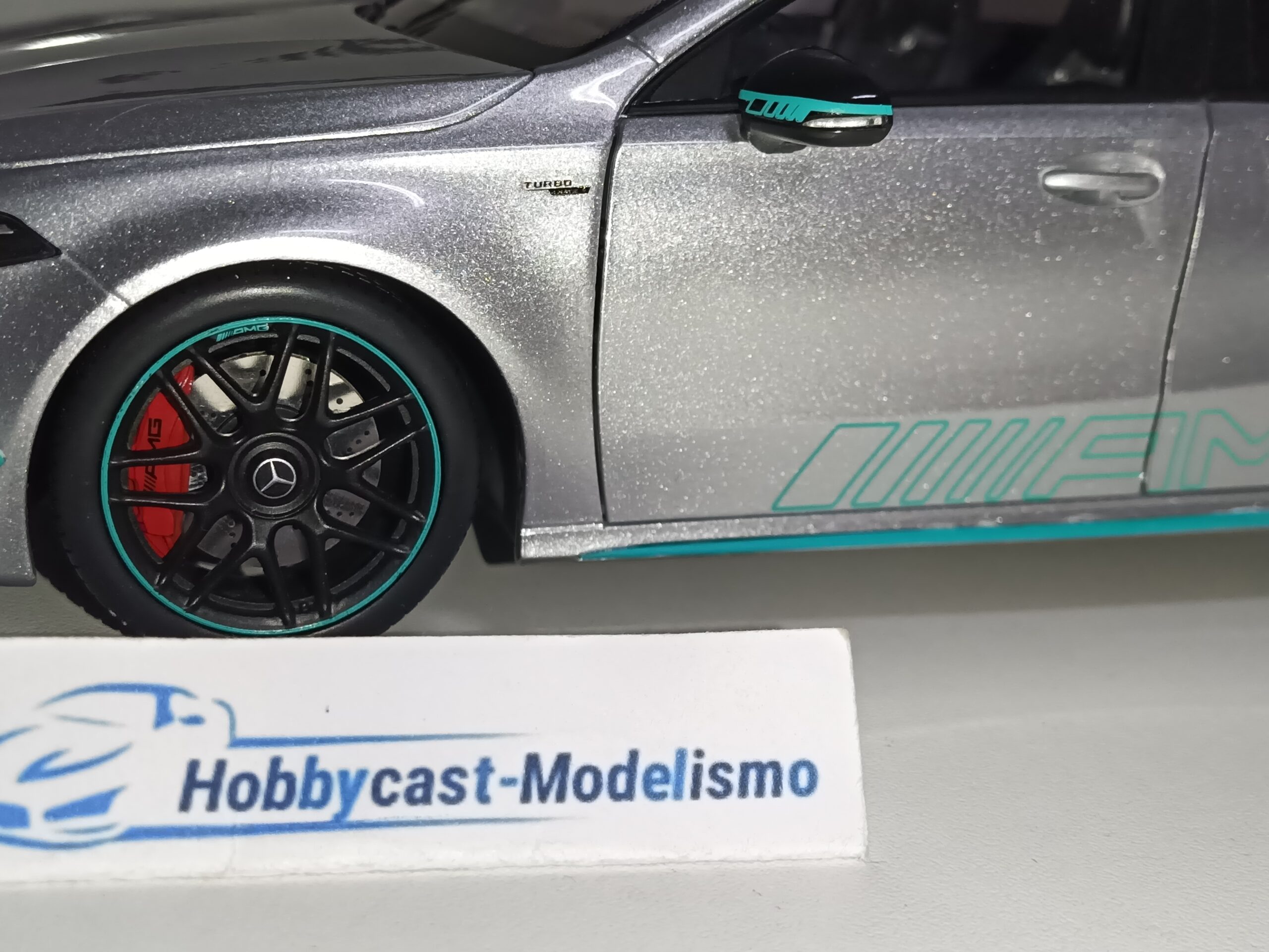 MERCEDES BENZ CLASE A 45s AMG PLATA DECORACION AMG PETRONAS 1:18 NZG LIMITED EDITION 200 Pcs - Imagen 9