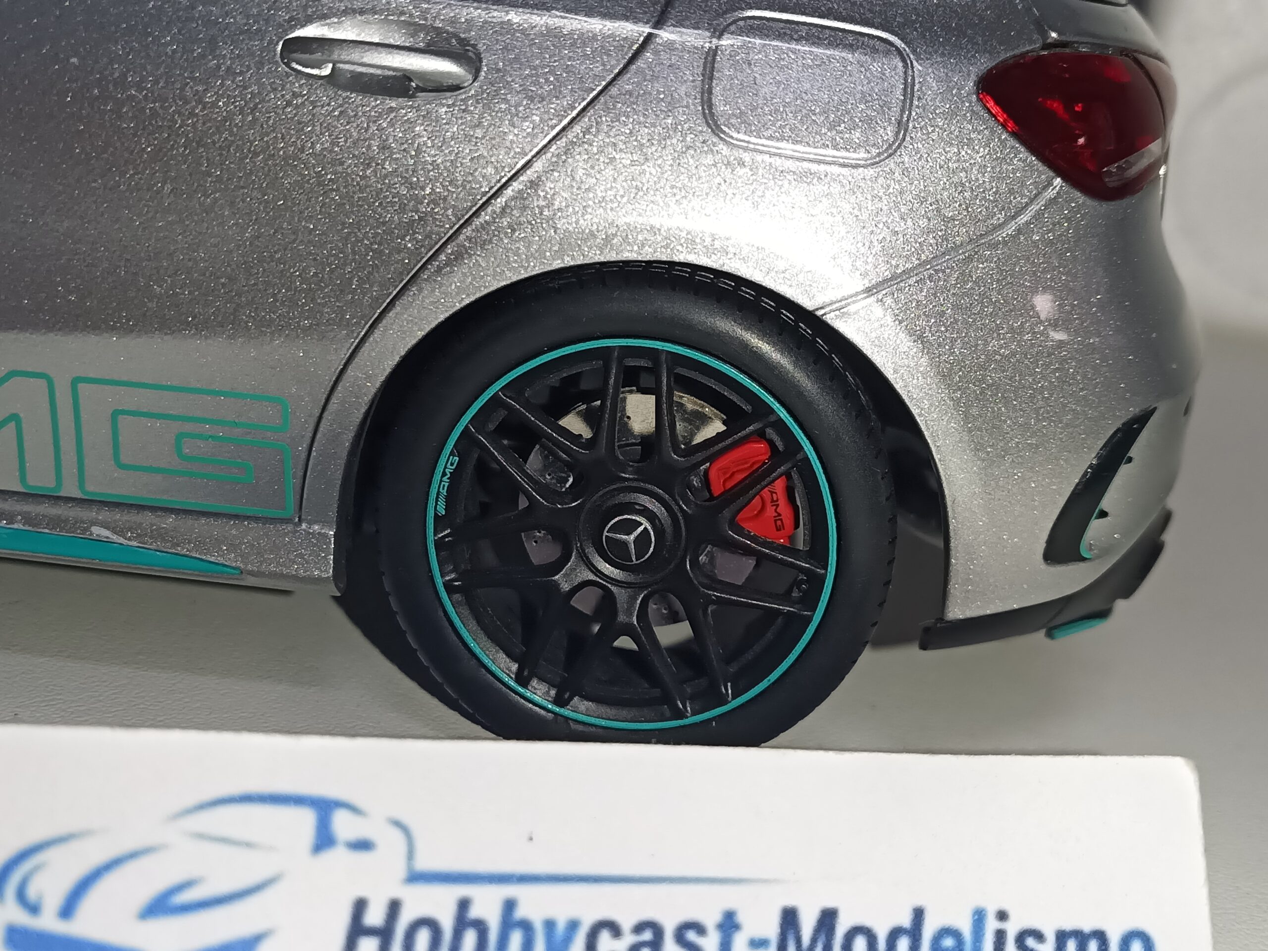 MERCEDES BENZ CLASE A 45s AMG PLATA DECORACION AMG PETRONAS 1:18 NZG LIMITED EDITION 200 Pcs - Imagen 10