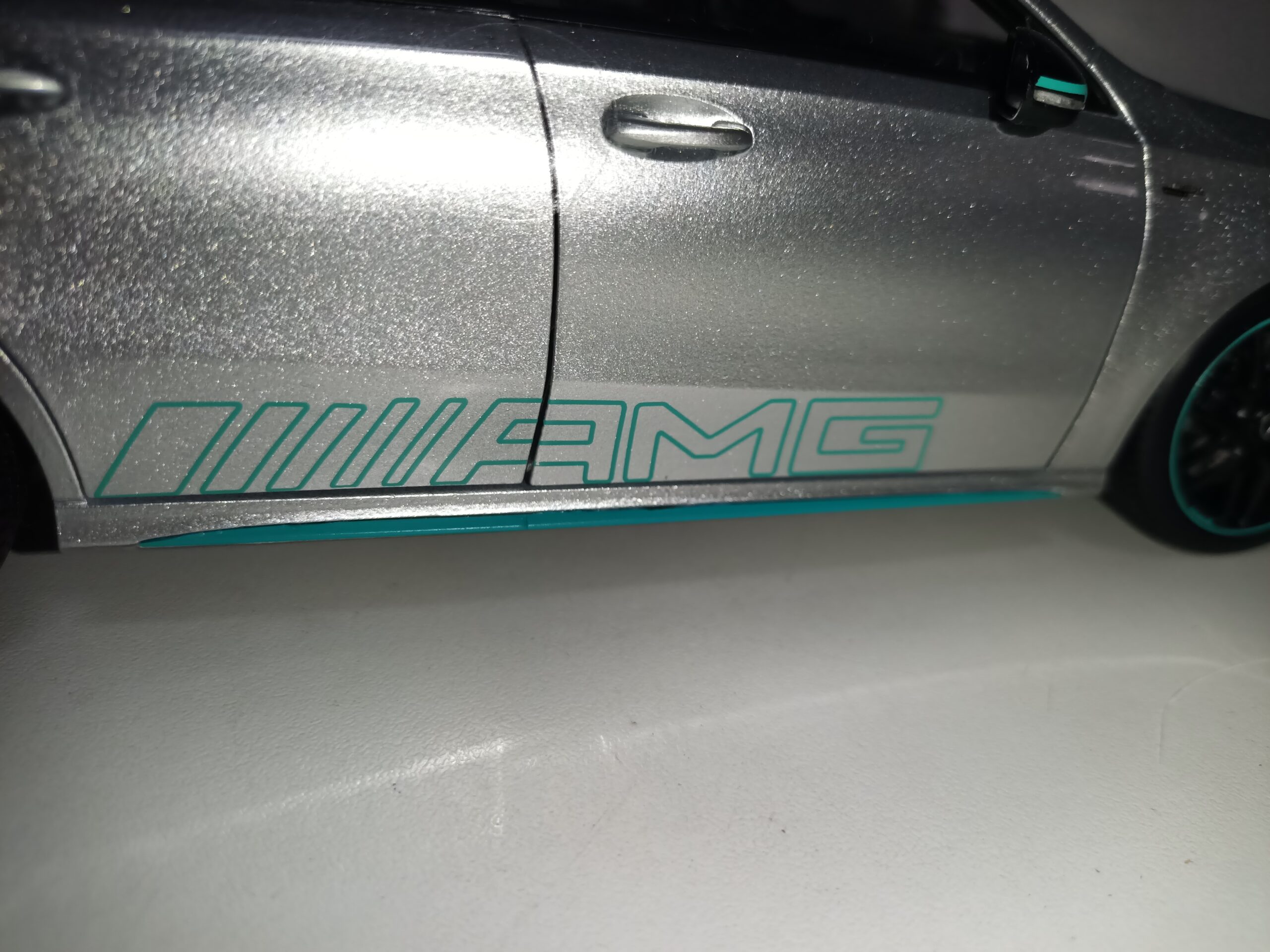 MERCEDES BENZ CLASE A 45s AMG PLATA DECORACION AMG PETRONAS 1:18 NZG LIMITED EDITION 200 Pcs - Imagen 13