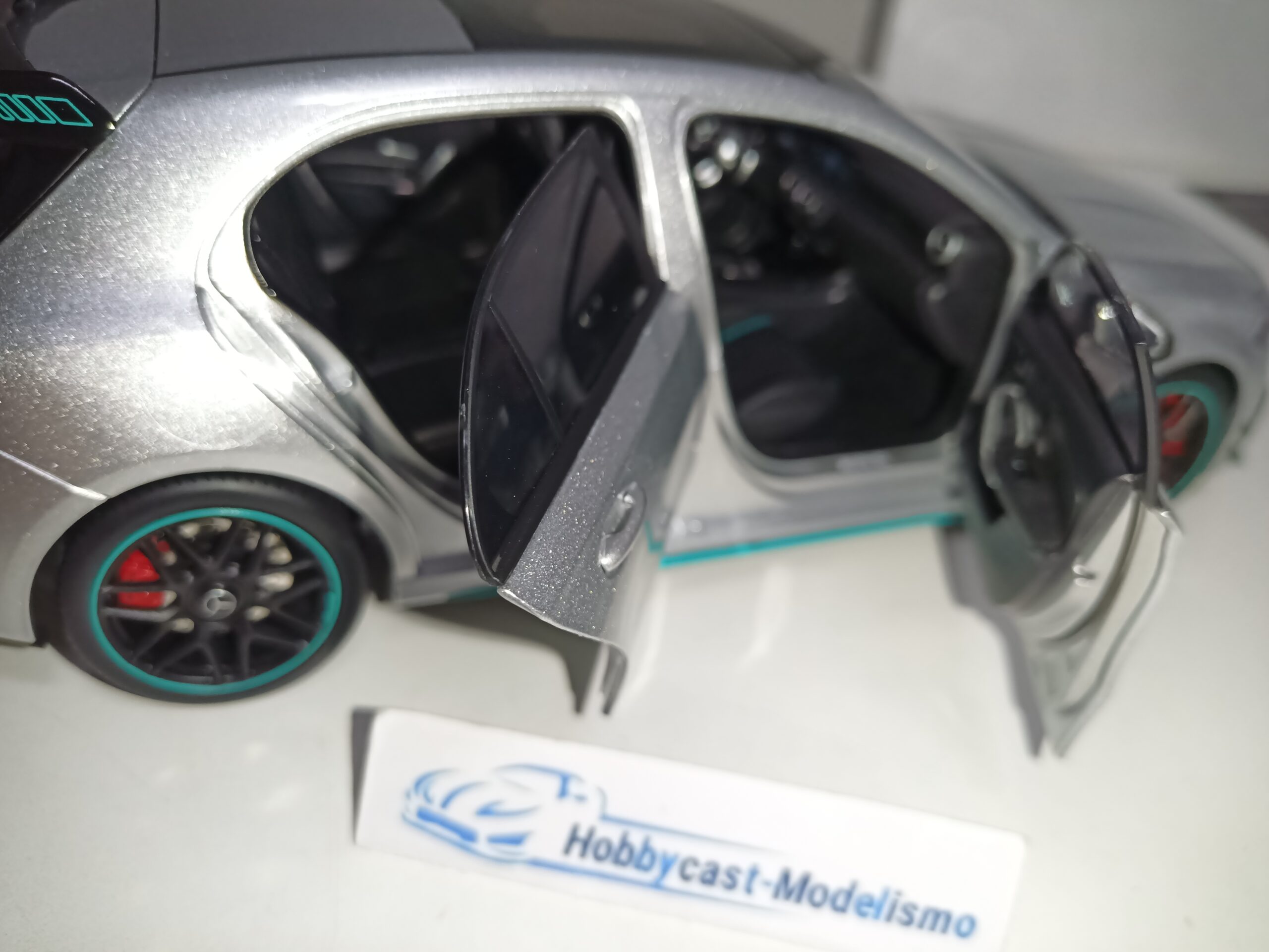 MERCEDES BENZ CLASE A 45s AMG PLATA DECORACION AMG PETRONAS 1:18 NZG LIMITED EDITION 200 Pcs - Imagen 14