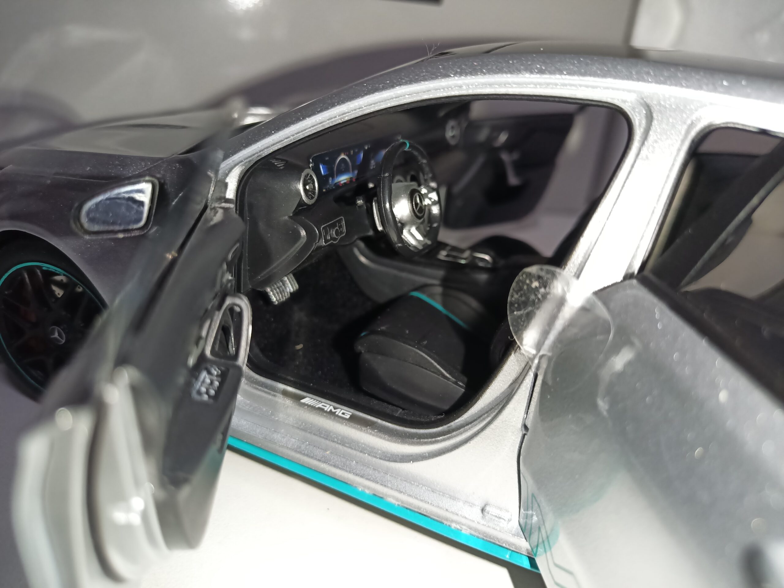 MERCEDES BENZ CLASE A 45s AMG PLATA DECORACION AMG PETRONAS 1:18 NZG LIMITED EDITION 200 Pcs - Imagen 15