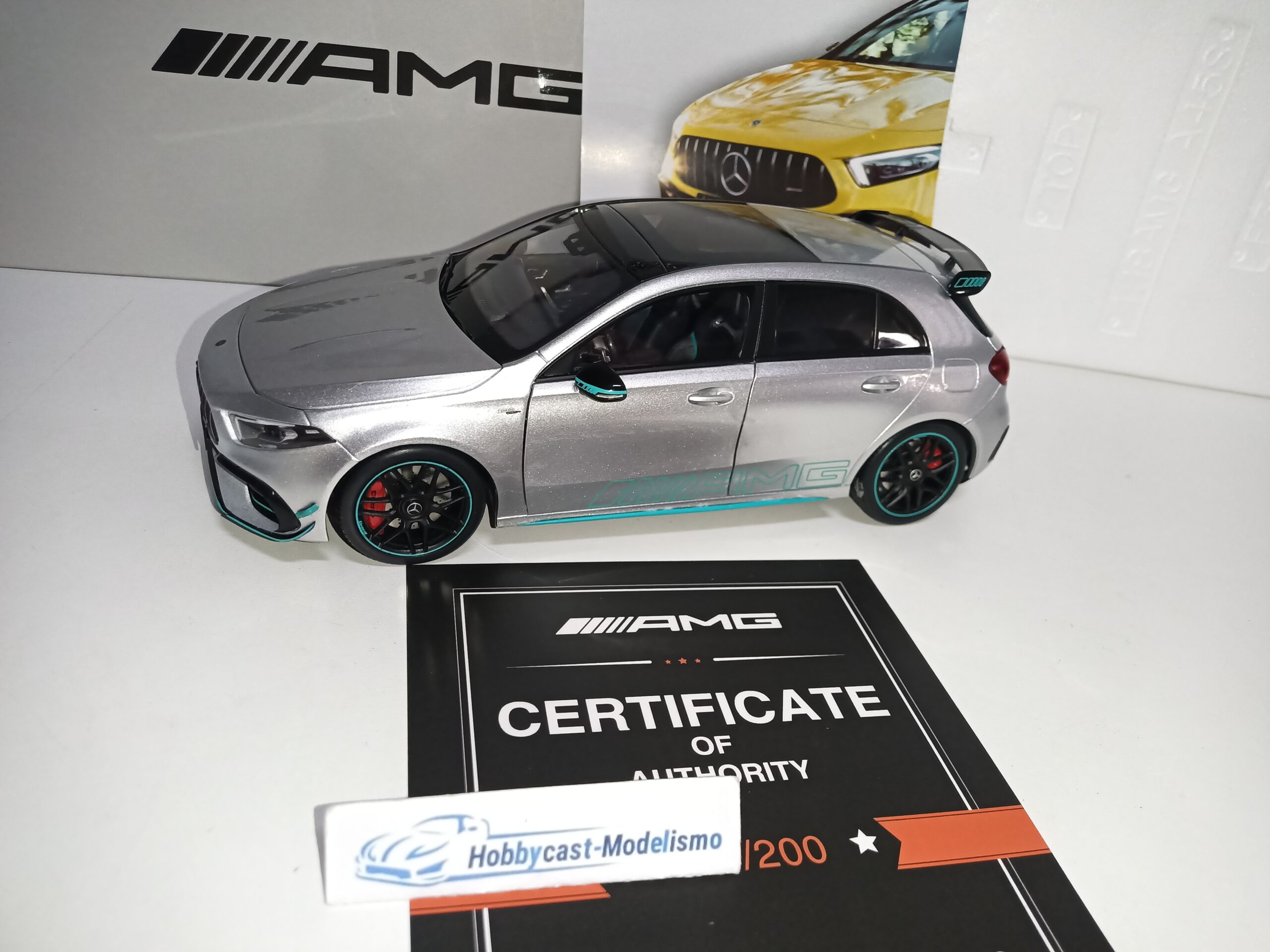 MERCEDES BENZ CLASE A 45s AMG PLATA DECORACION AMG PETRONAS 1:18 NZG LIMITED EDITION 200 Pcs - Imagen 19