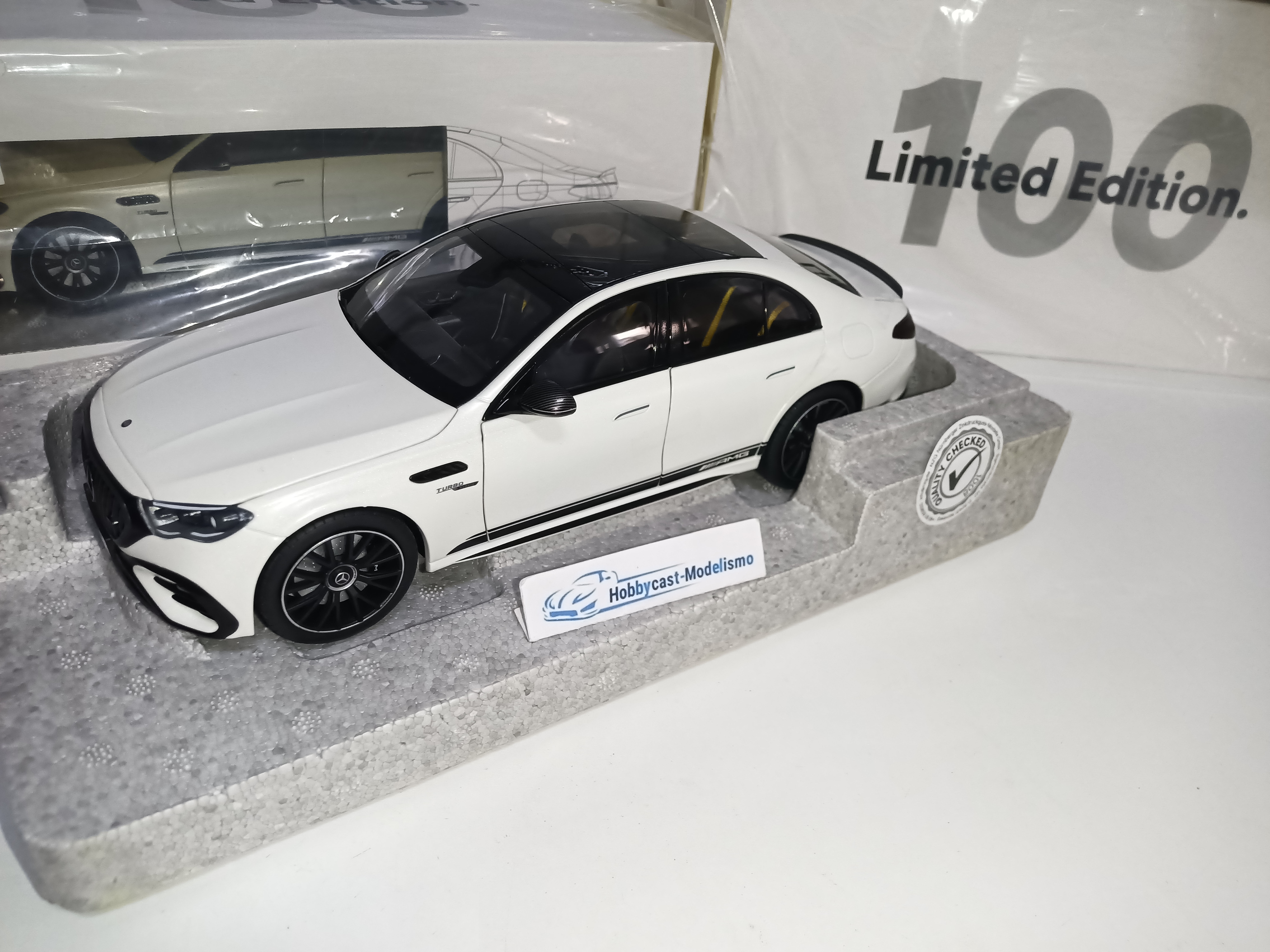MERCEDES BENZ E53 AMG Hybrid W214 4Matic+ 2024 Edition 1 WHITE MATE Metalic 1:18 Limited Edition 100 pcs NZG 111700001 - Imagen 3